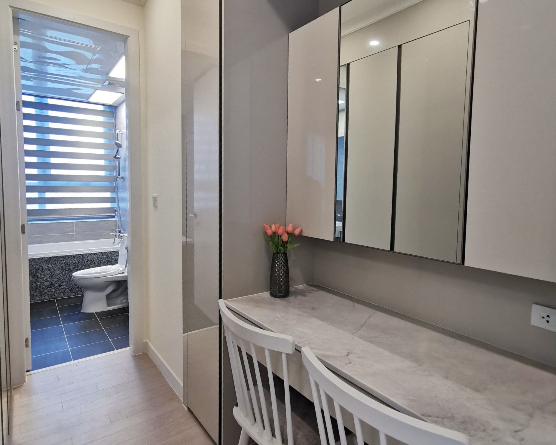 Cho thuê căn hộ 3 ngủ 112m2 tầng trung full đồ view Hồ đẳng cấp tòa 902 Starlake 8