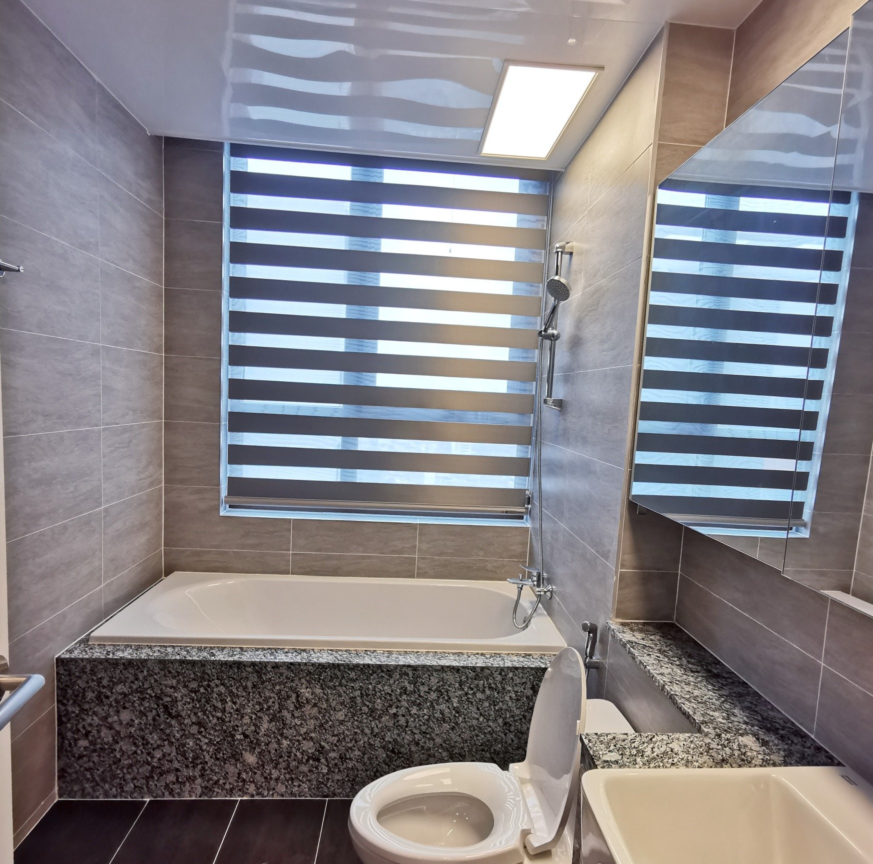 Cho thuê căn hộ 3 ngủ 112m2 tầng trung full đồ view Hồ đẳng cấp tòa 902 Starlake 9