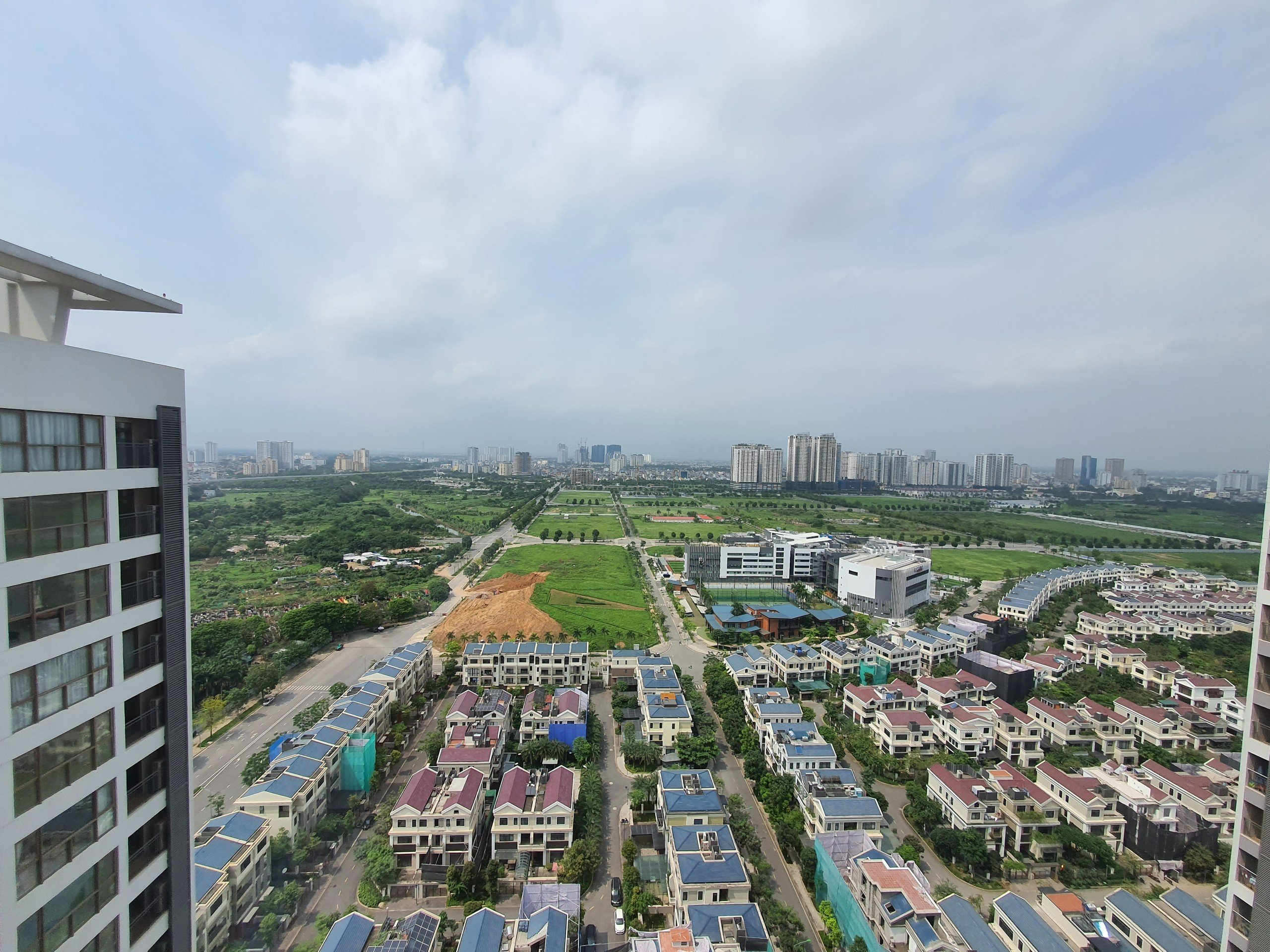 Cho thuê căn hộ 3 ngủ 113m2 đồ cơ bản view Biệt thự tại Starlake 10