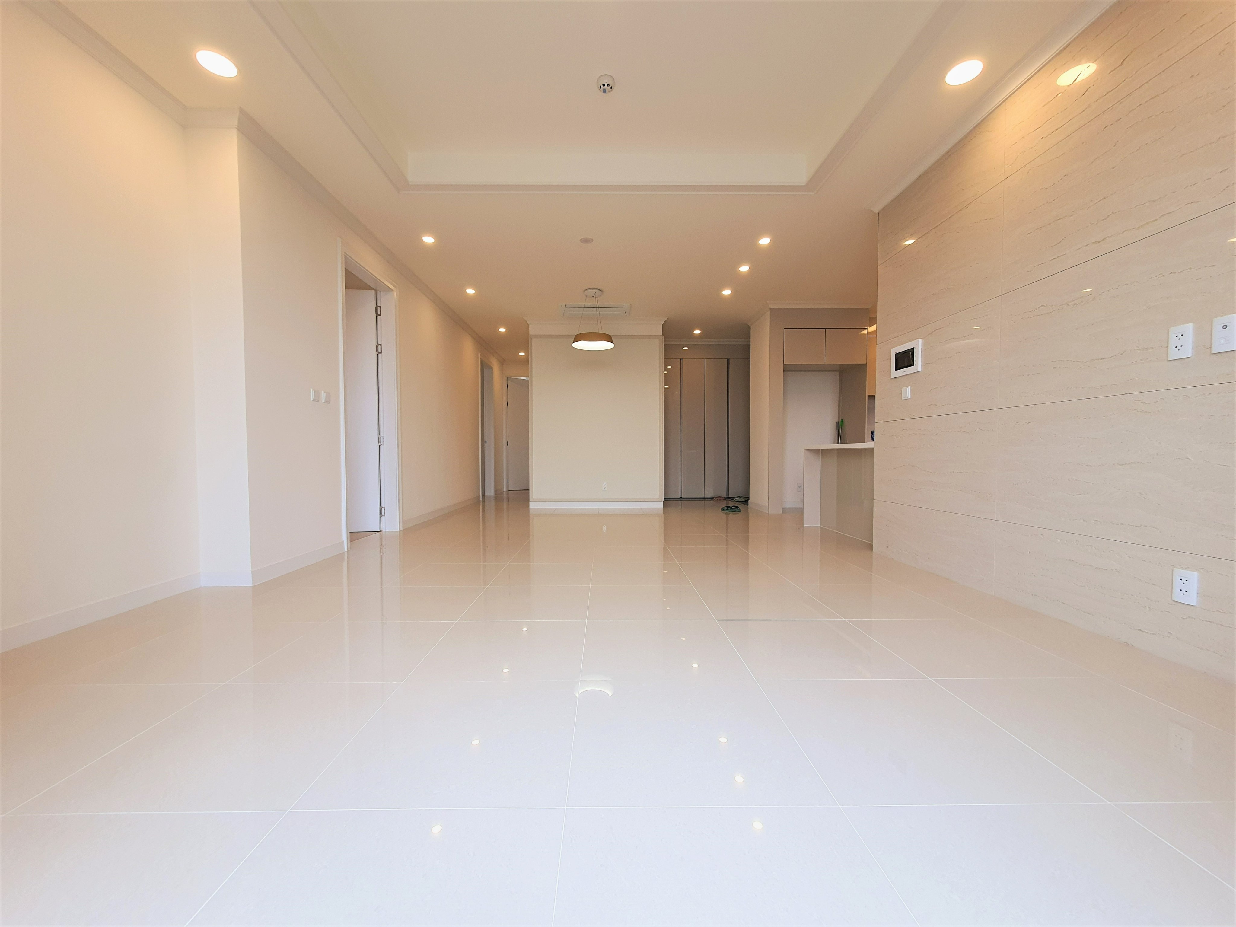 Cho thuê căn hộ 3 ngủ 113m2 đồ cơ bản view Biệt thự tại Starlake 2