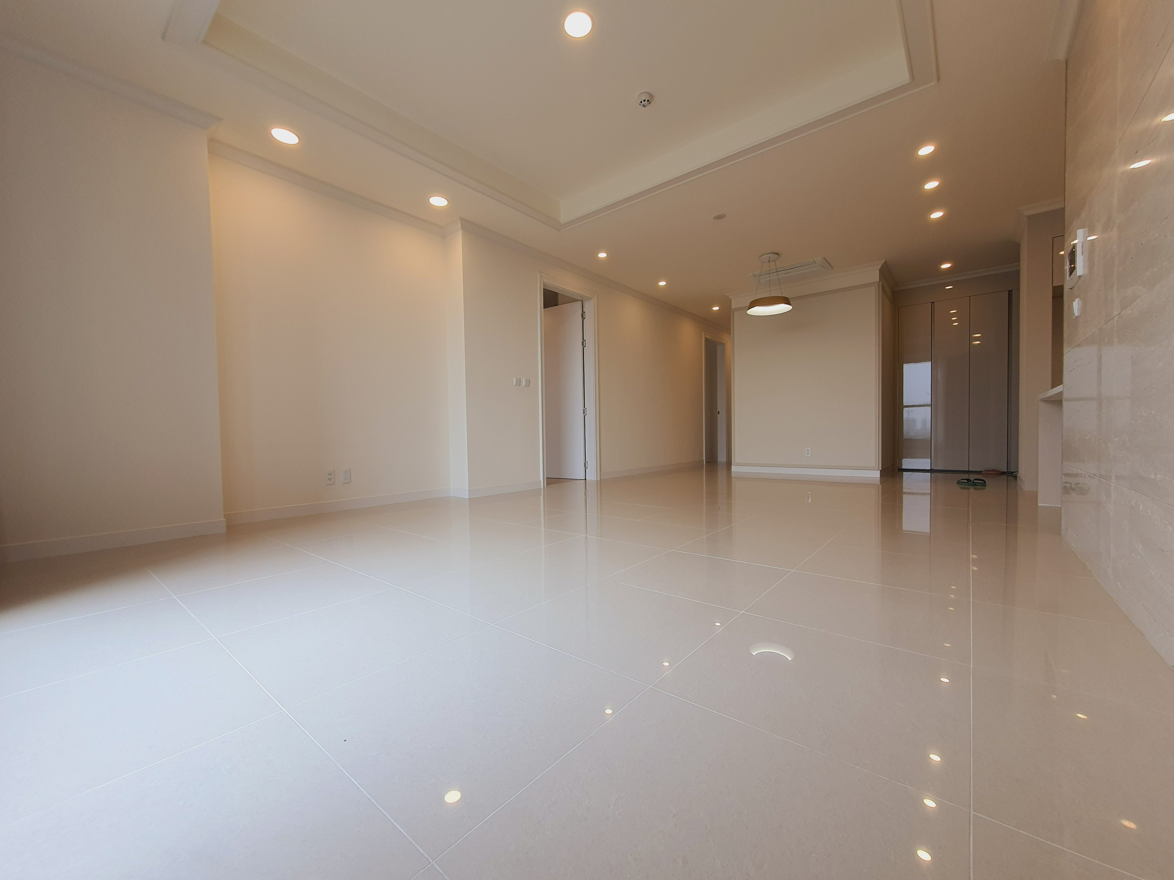 Cho thuê căn hộ 3 ngủ 113m2 đồ cơ bản view Biệt thự tại Starlake 3