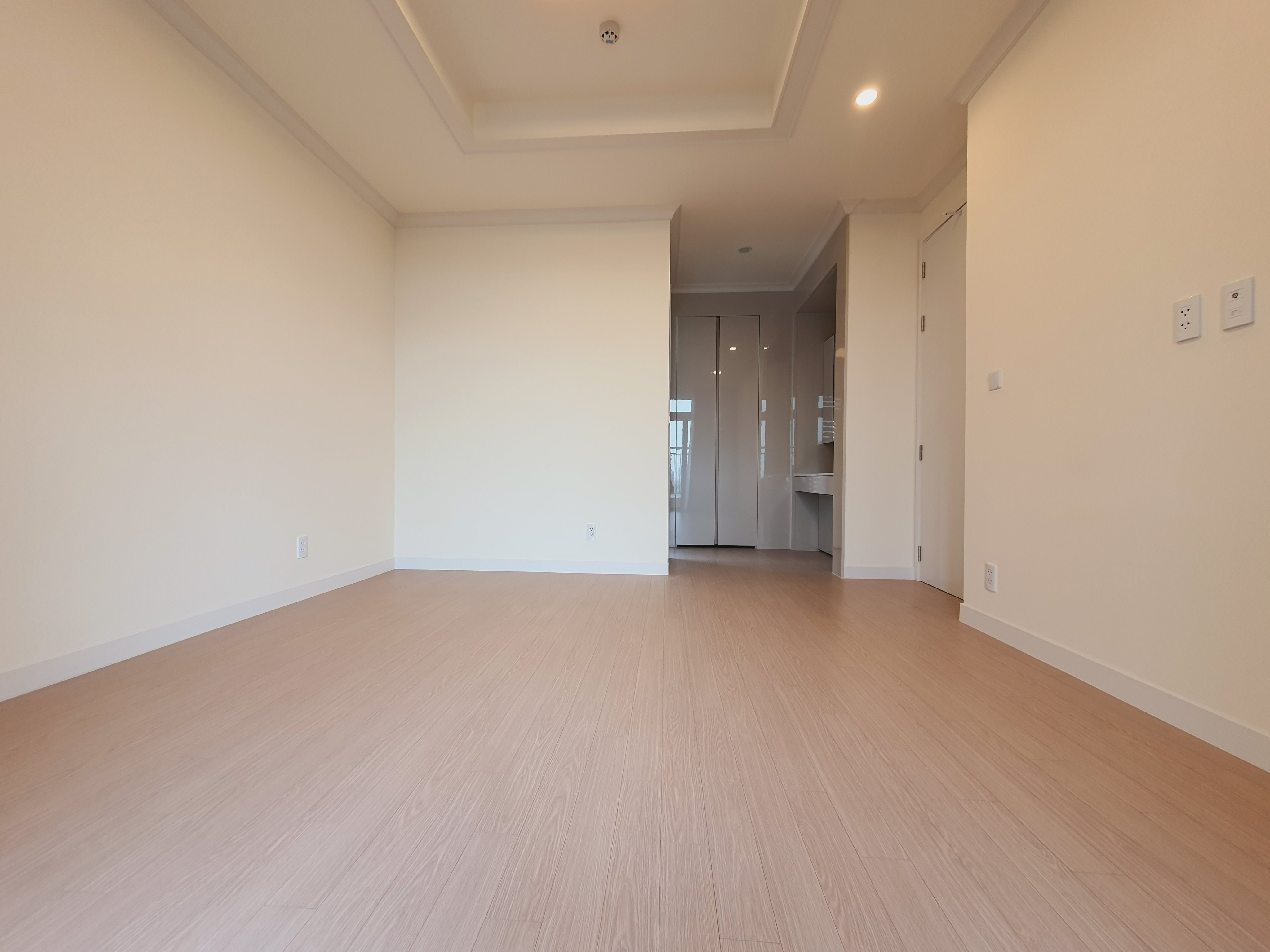 Cho thuê căn hộ 3 ngủ 113m2 đồ cơ bản view Biệt thự tại Starlake 7