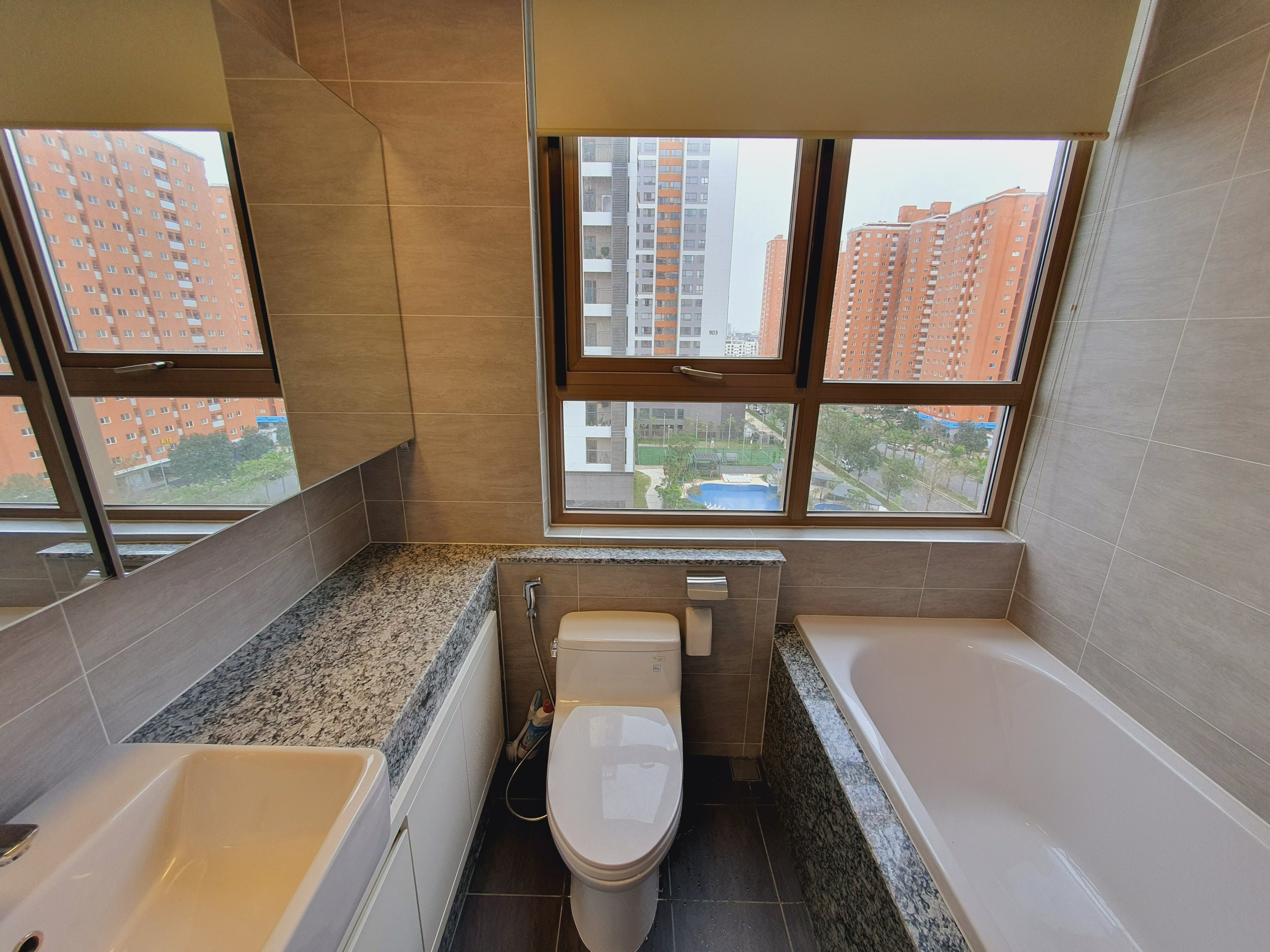 Cho thuê căn hộ 3 ngủ 113m2 đồ cơ bản view Biệt thự tại Starlake 9