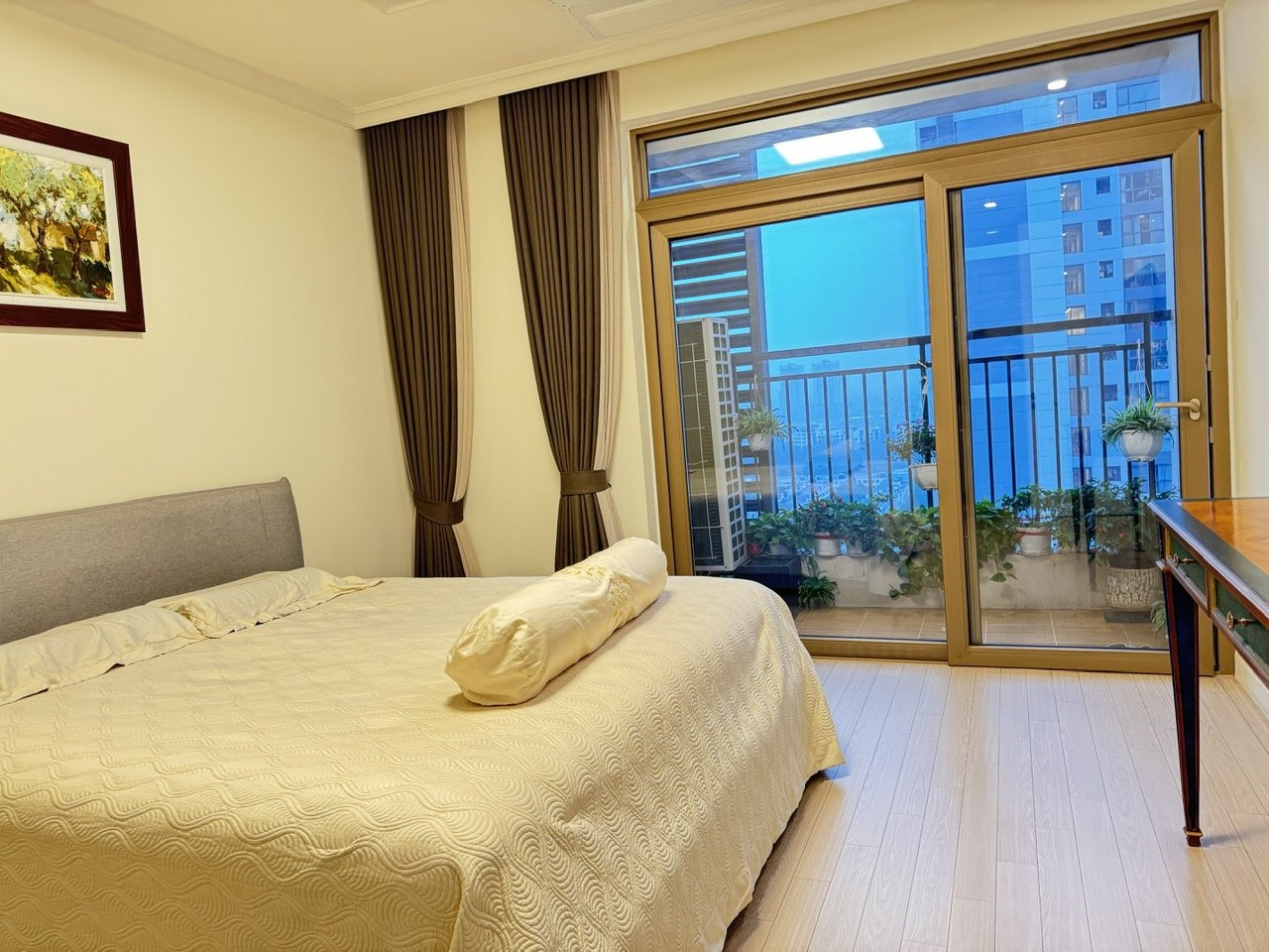 Cho thuê căn hộ 3 ngủ 113m2 full đồ view hồ hướng mát tòa 901 Starlake 3