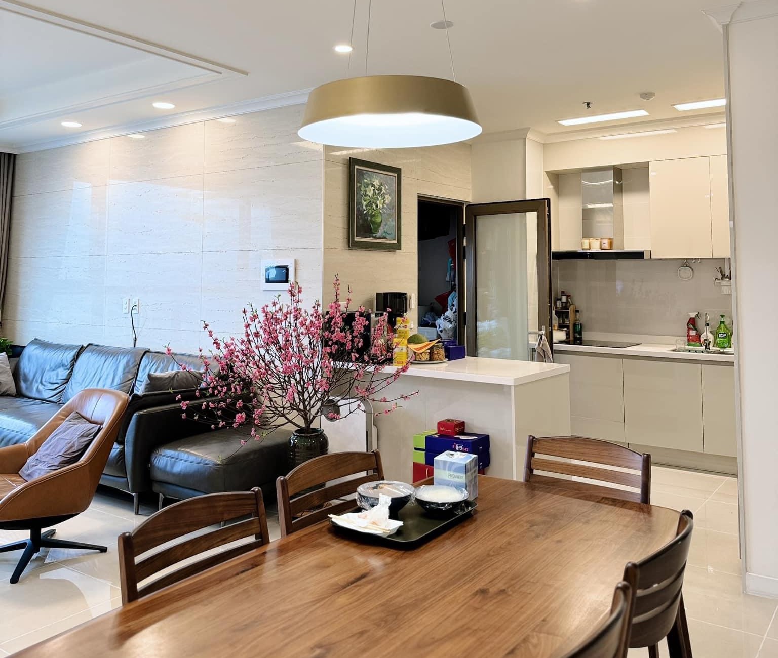 Cho thuê căn hộ 3 ngủ 113m2 full đồ view hồ hướng mát tòa 901 Starlake 3