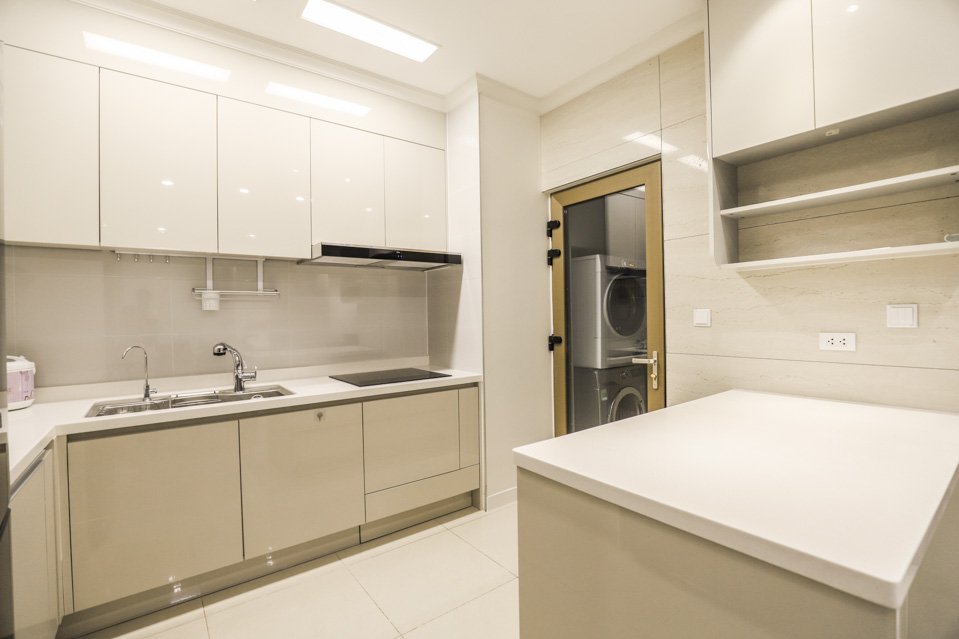 Cho thuê căn hộ 3 ngủ 113m2 tầng cao full đồ view thành phố tòa 901 Starlake 11