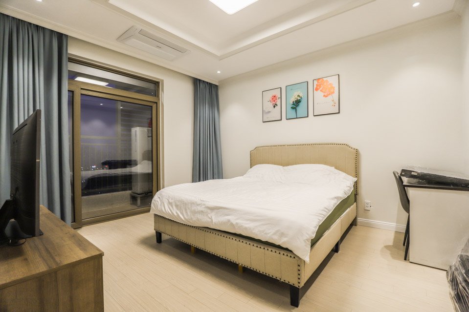 Cho thuê căn hộ 3 ngủ 113m2 tầng cao full đồ view thành phố tòa 901 Starlake 12