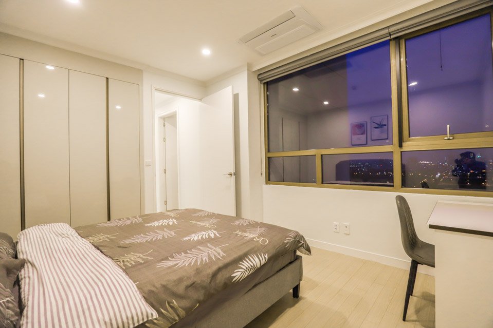 Cho thuê căn hộ 3 ngủ 113m2 tầng cao full đồ view thành phố tòa 901 Starlake 13