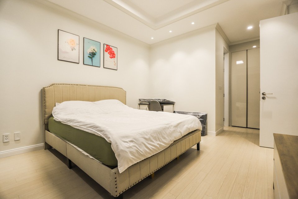Cho thuê căn hộ 3 ngủ 113m2 tầng cao full đồ view thành phố tòa 901 Starlake 15