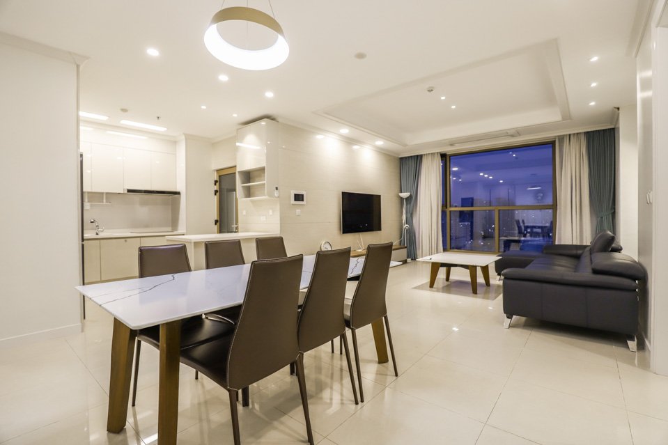 Cho thuê căn hộ 3 ngủ 113m2 tầng cao full đồ view thành phố tòa 901 Starlake 6