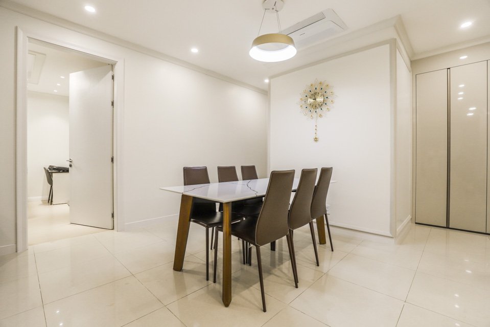 Cho thuê căn hộ 3 ngủ 113m2 tầng cao full đồ view thành phố tòa 901 Starlake 9