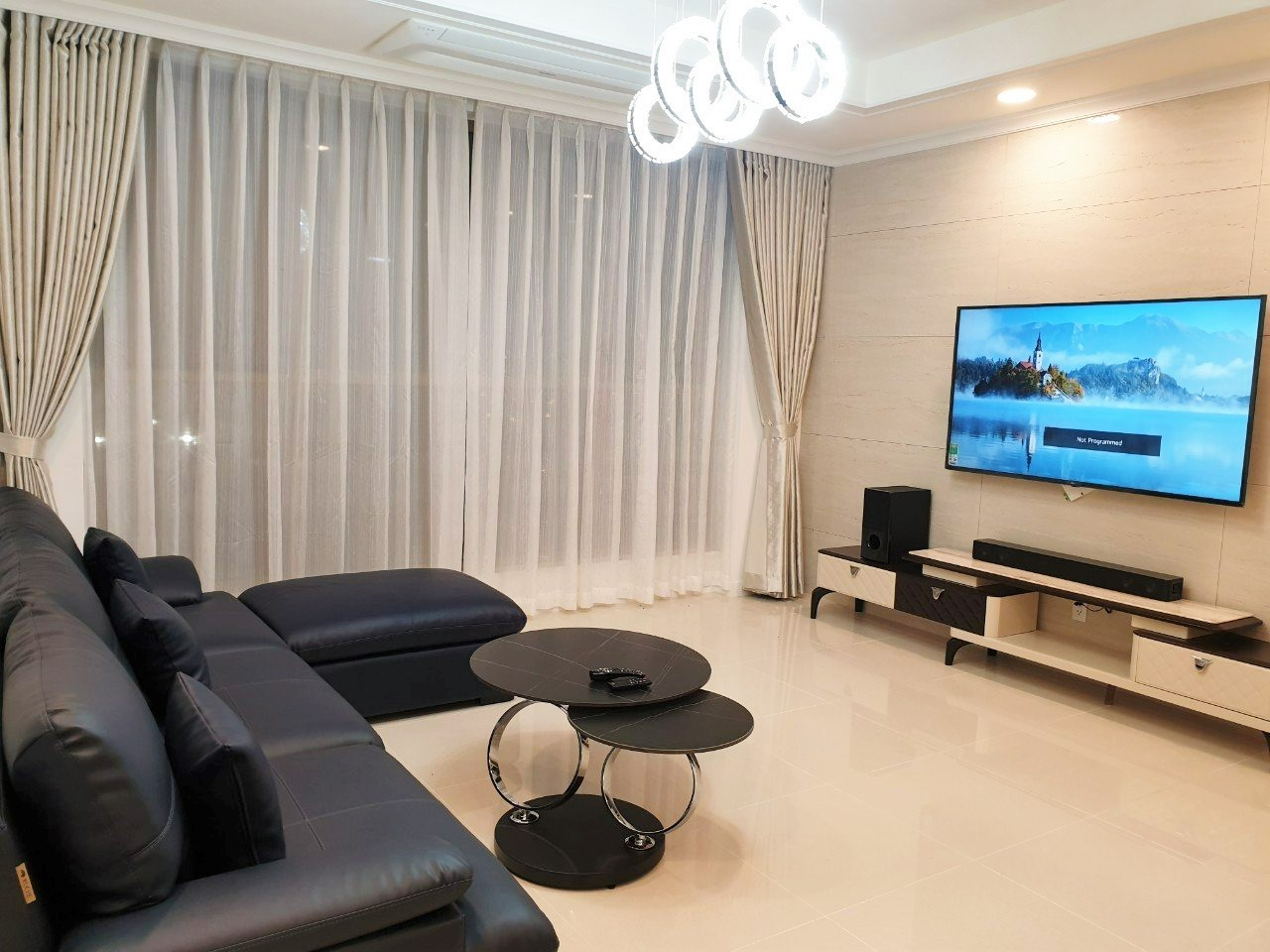 Cho thuê căn hộ 3 ngủ 113m2 tầng cao view thoáng tòa 901 Starlake 1
