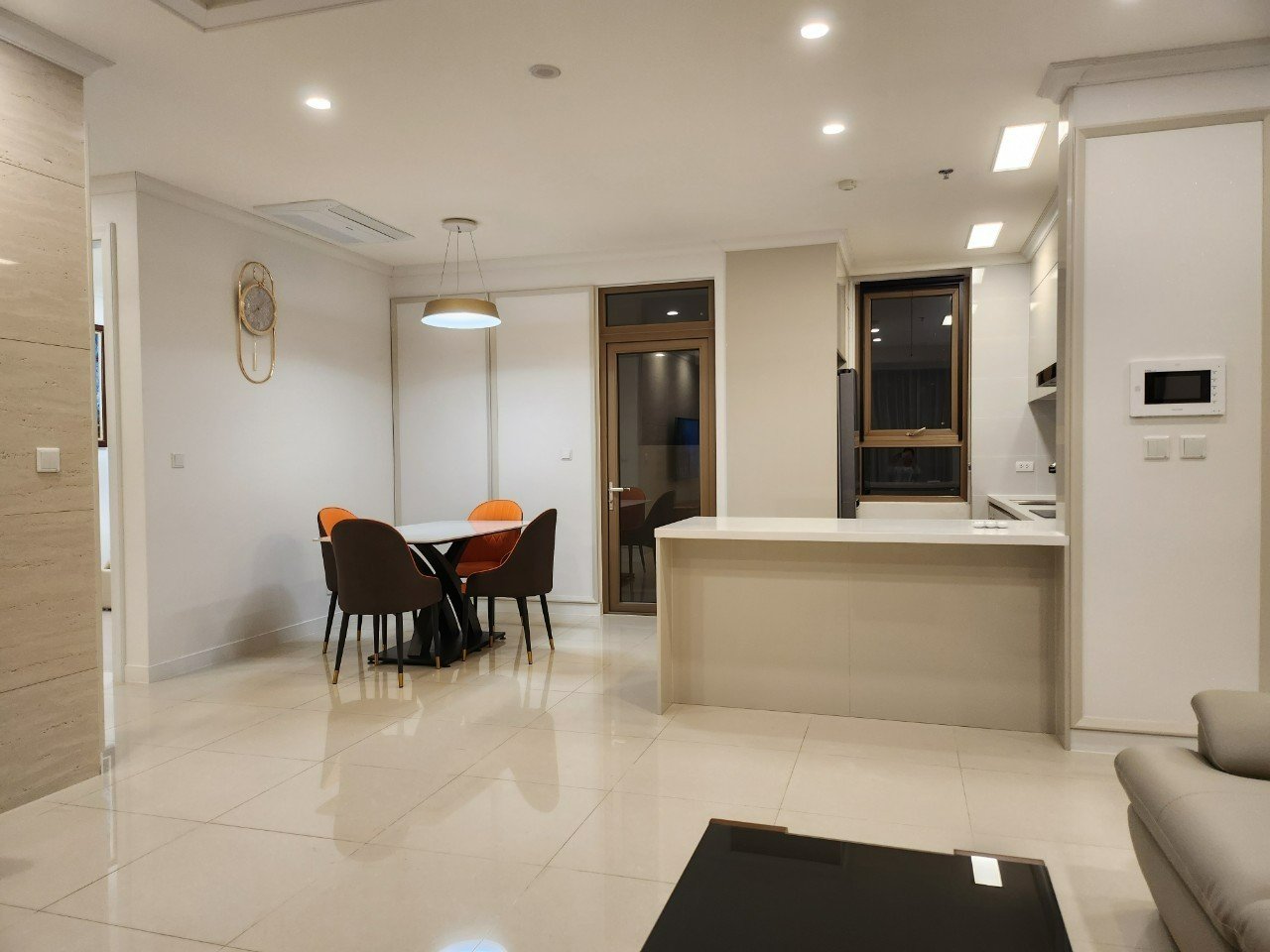 Cho thuê căn hộ 3 ngủ 113m2 tầng cao view thoáng tòa 901 Starlake 4