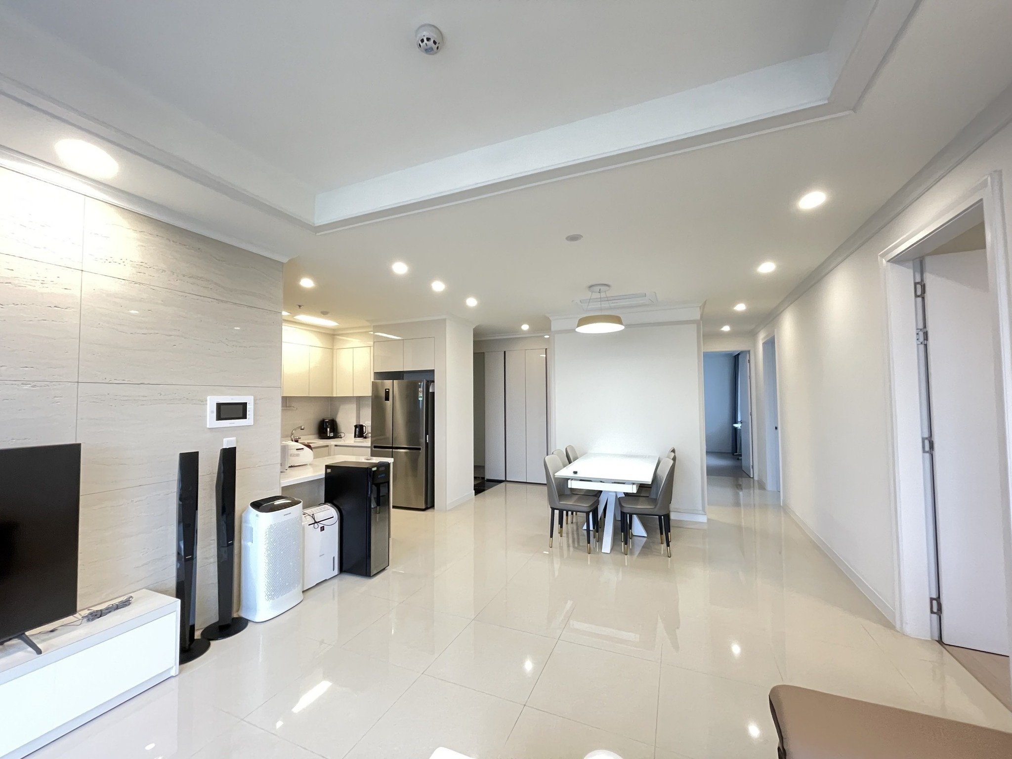 Cho thuê căn hộ 3 ngủ 128m2 tầng cao view hồ full đồ nhập khẩu tòa 903 Starlake 4