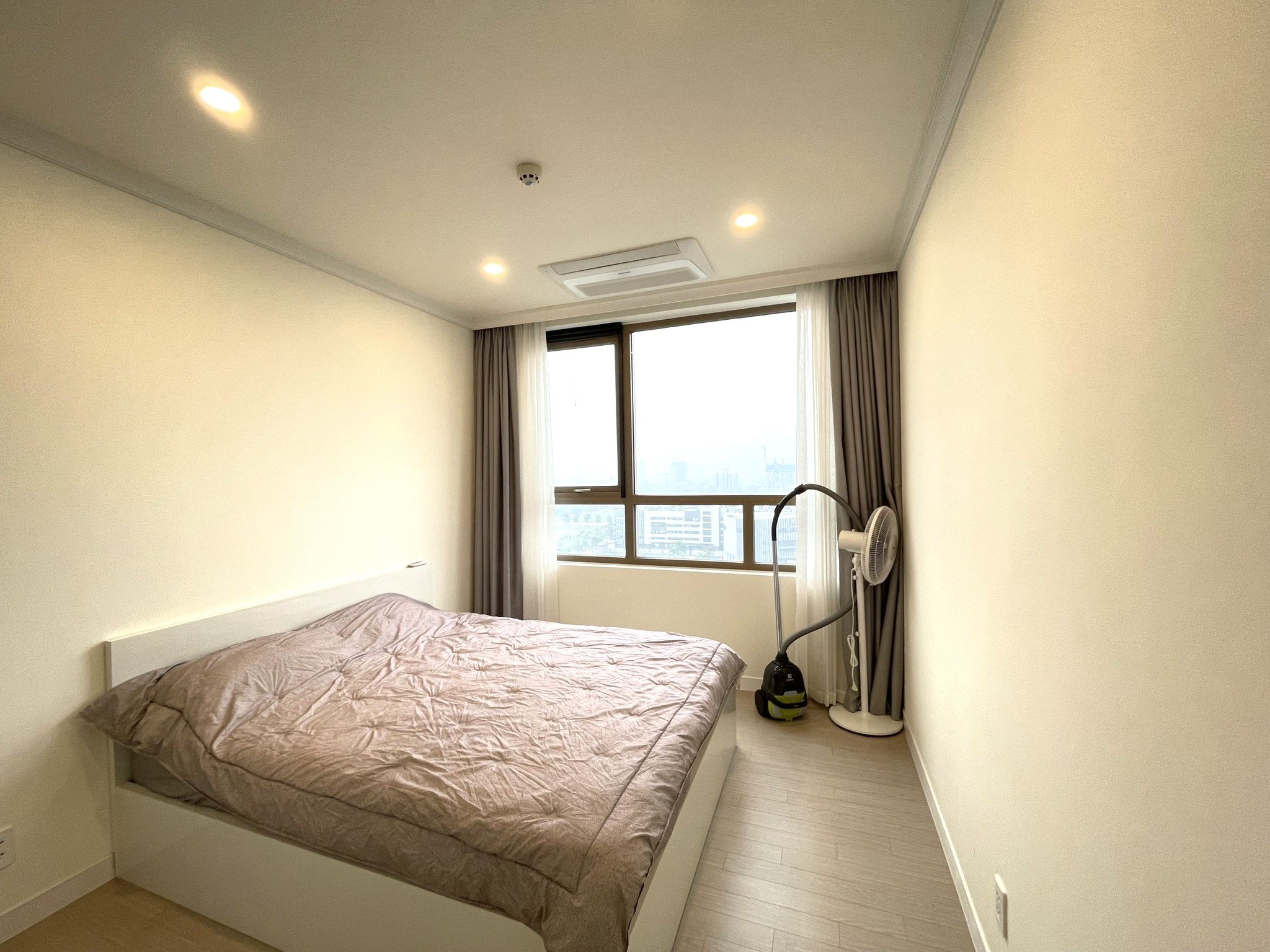 Cho thuê căn hộ 3 ngủ 128m2 tầng cao view hồ full đồ nhập khẩu tòa 903 Starlake 6