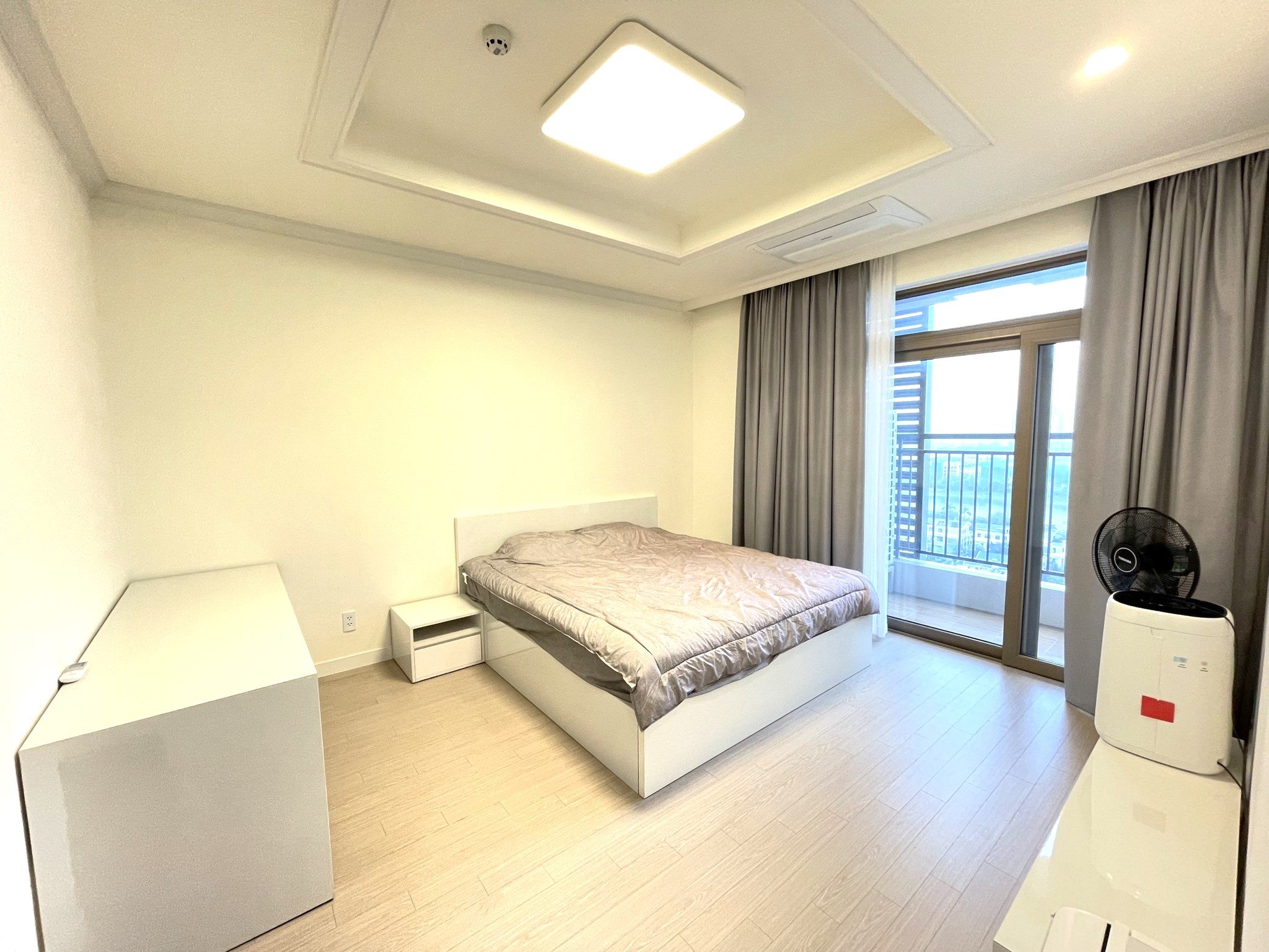Cho thuê căn hộ 3 ngủ 128m2 tầng cao view hồ full đồ nhập khẩu tòa 903 Starlake 7