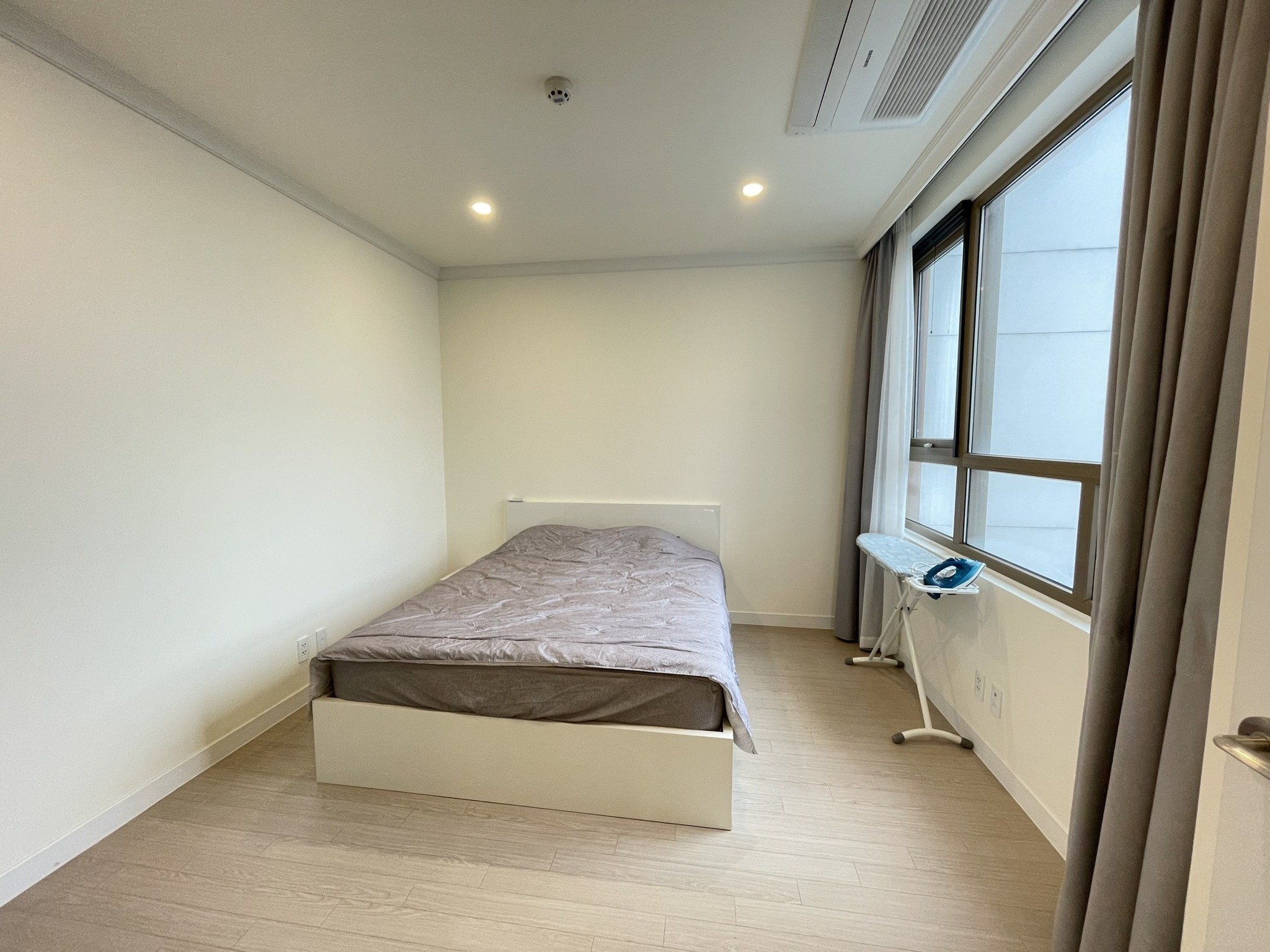 Cho thuê căn hộ 3 ngủ 128m2 tầng cao view hồ full đồ nhập khẩu tòa 903 Starlake 8