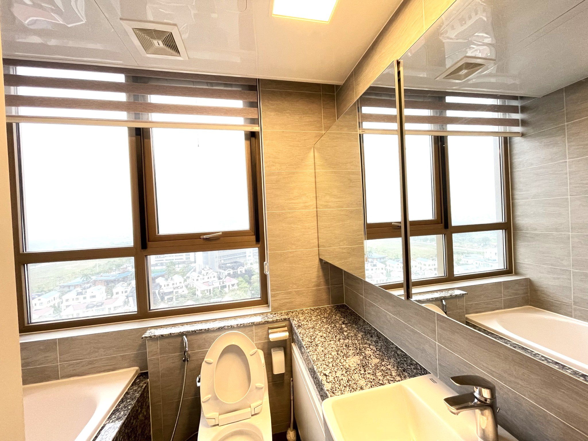 Cho thuê căn hộ 3 ngủ 128m2 tầng cao view hồ full đồ nhập khẩu tòa 903 Starlake 9