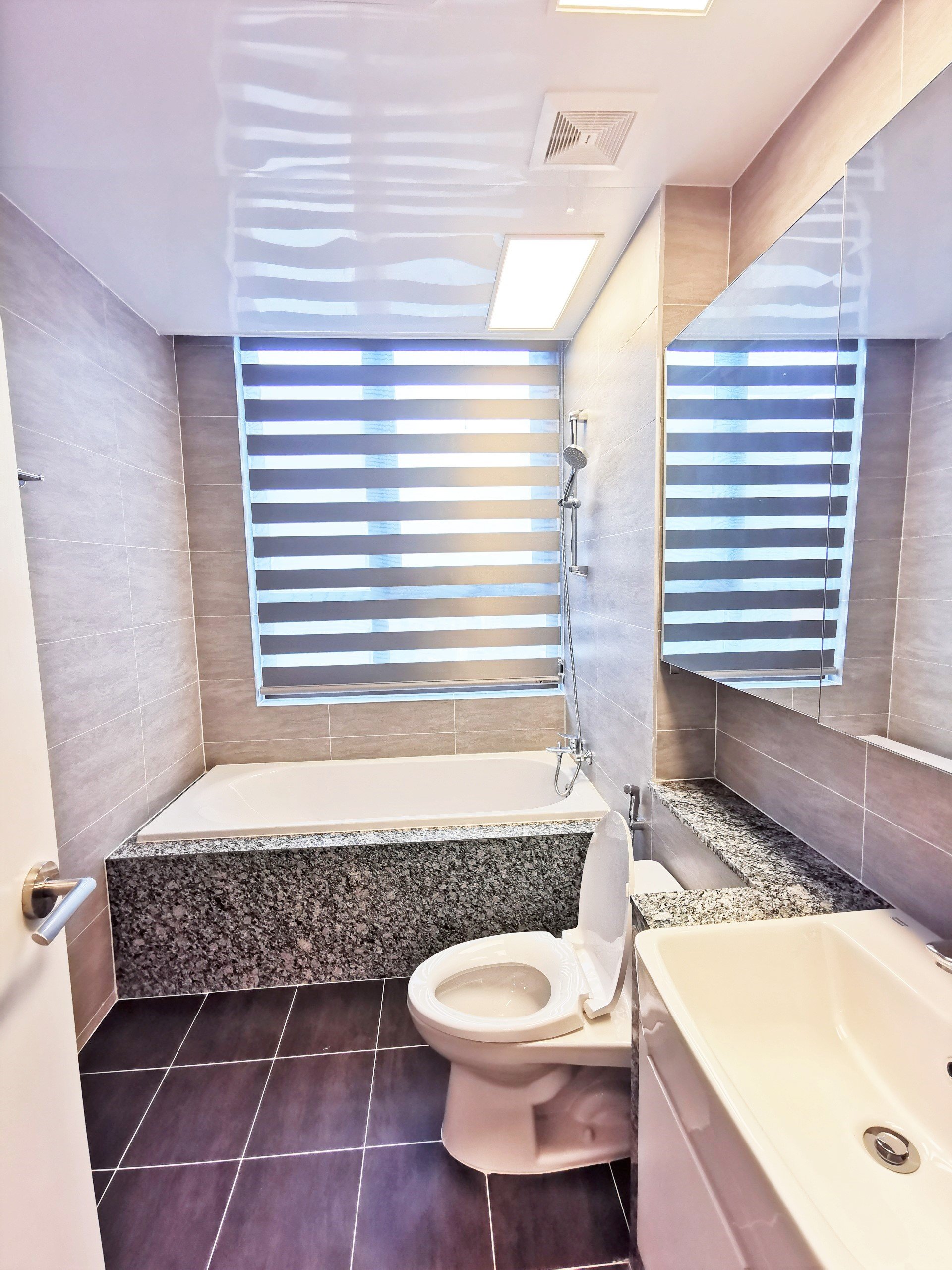 Cho thuê căn hộ 3 ngủ 128m2 view biệt thự chung cư 902 Starlake 7