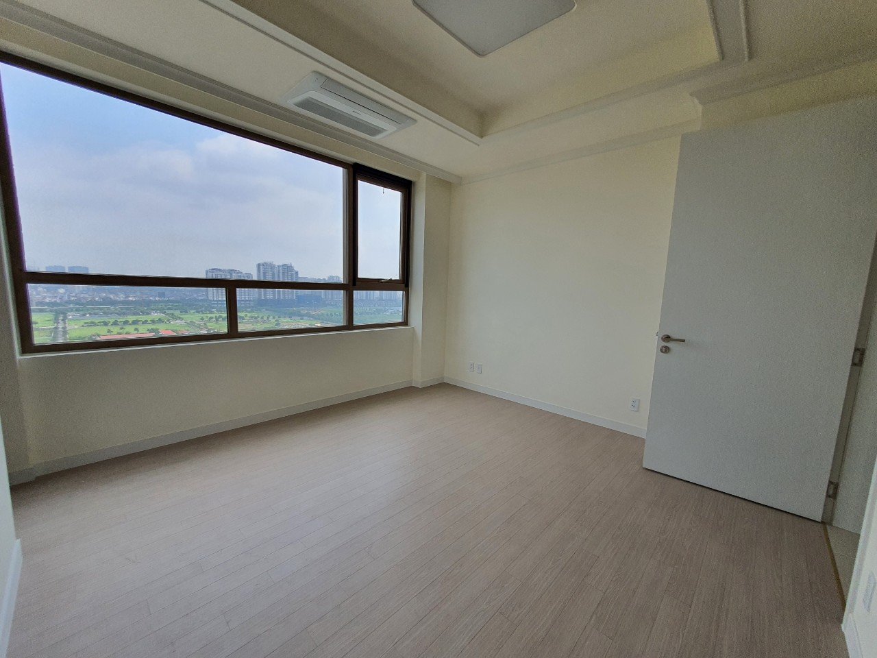 cho thuê căn hộ 3 ngủ tầng cao viu thoáng đẹp 4