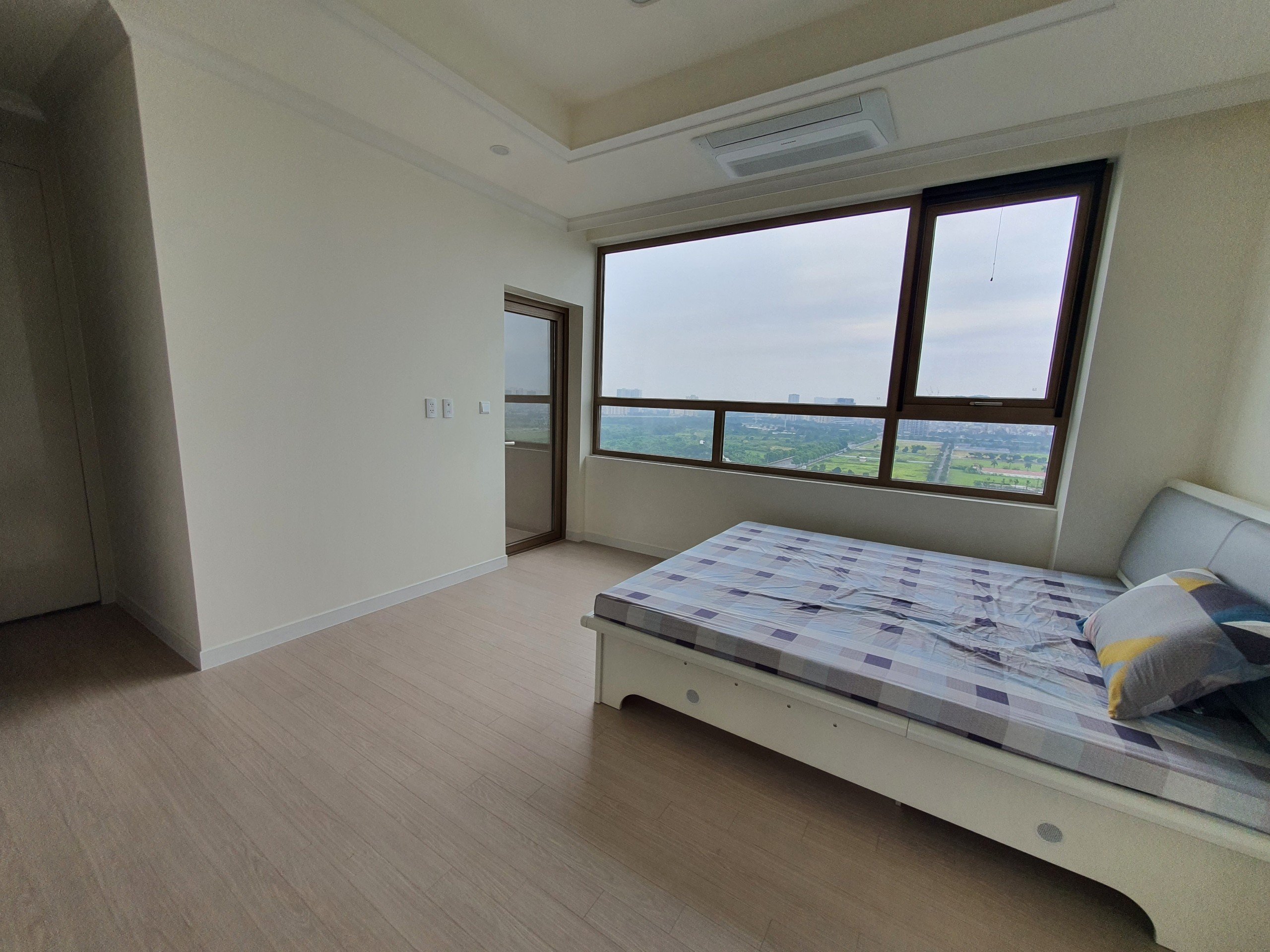cho thuê căn hộ 3 ngủ tầng cao viu thoáng đẹp 7