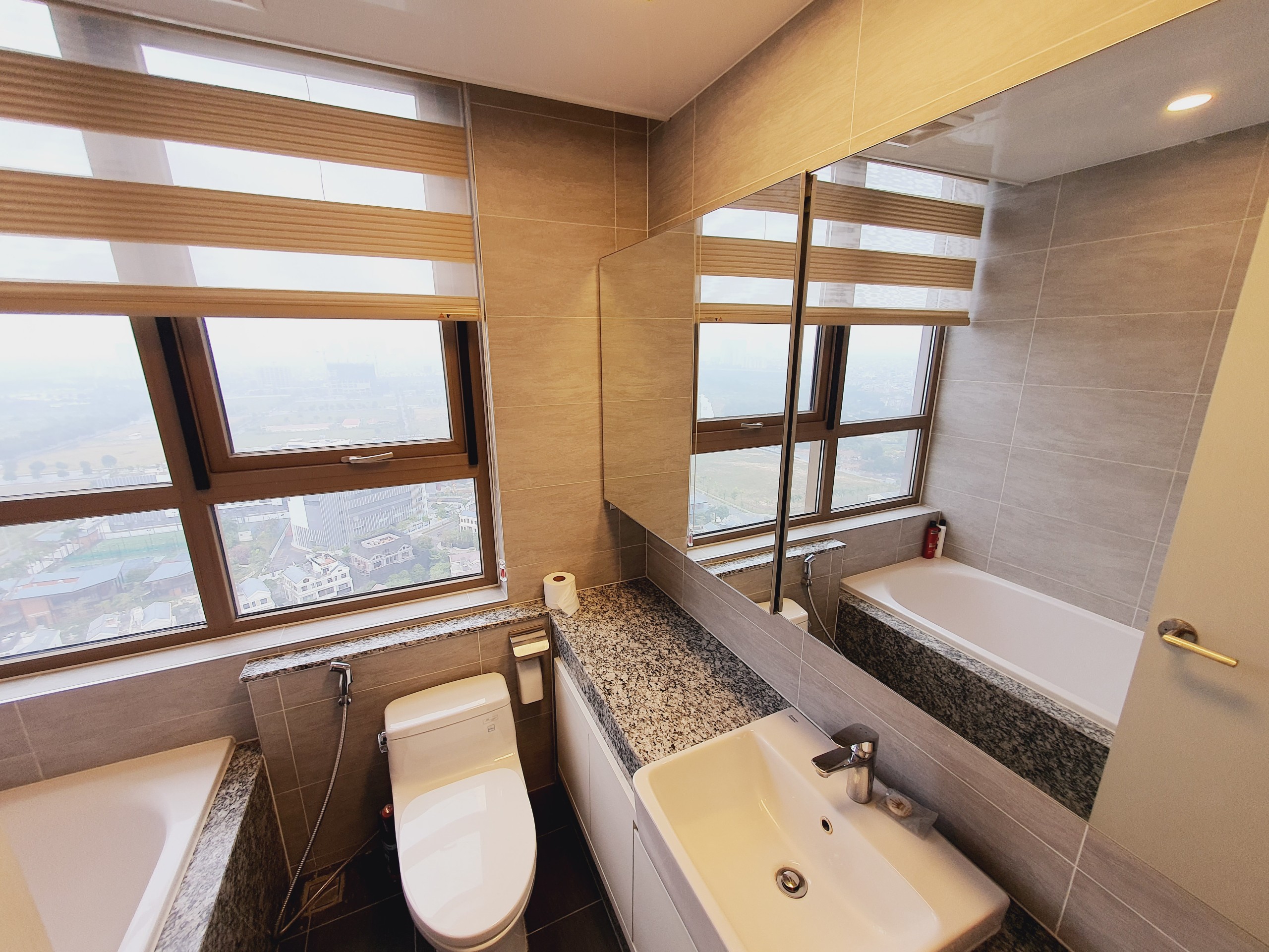 Cho thuê căn hộ 3 phòng ngủ 113m2 chung cư Starlake view hồ Tây cực đẹp 11