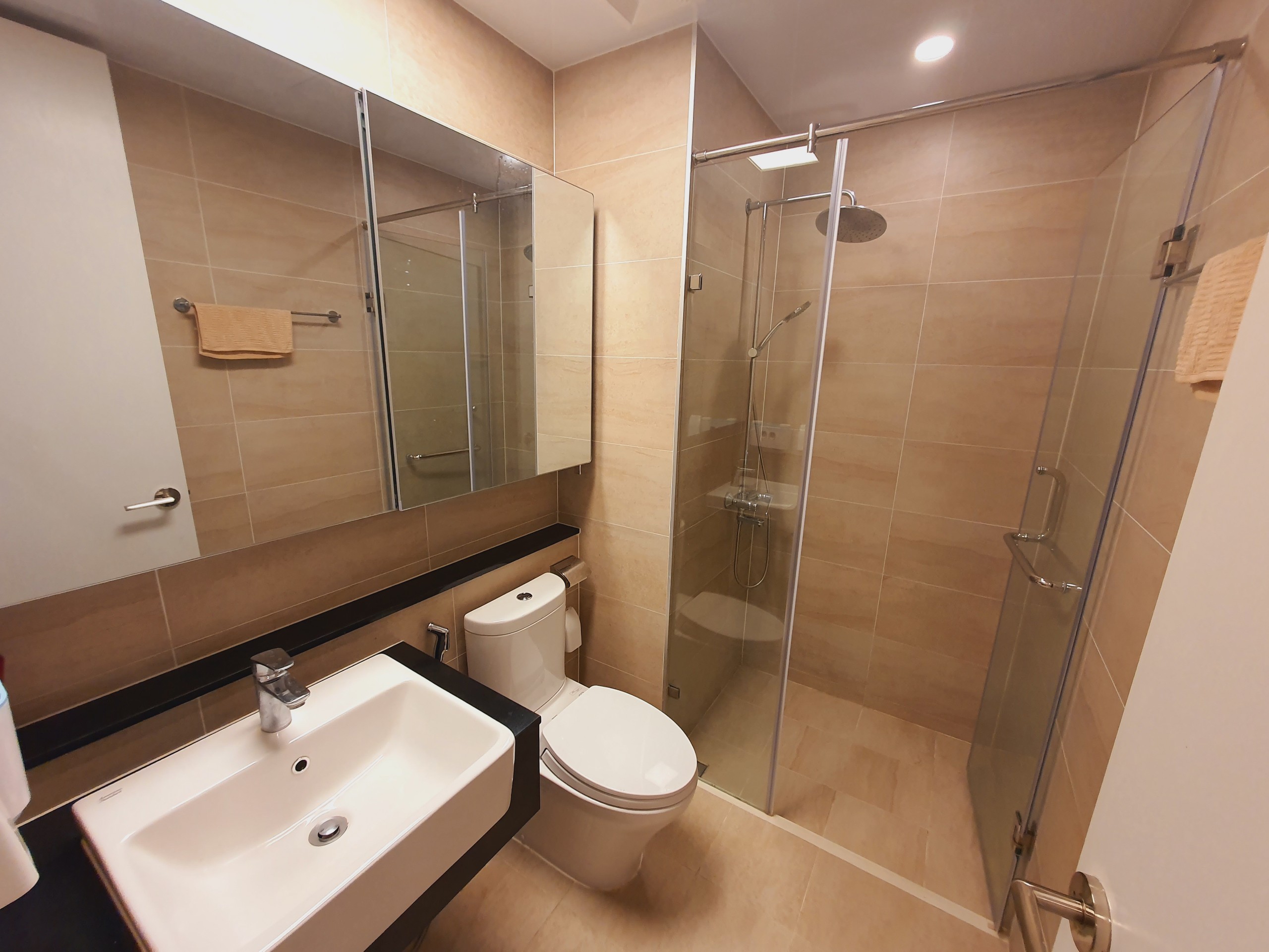 Cho thuê căn hộ 3 phòng ngủ 125m2 tầng trung view hồ chung cư Starlake 10