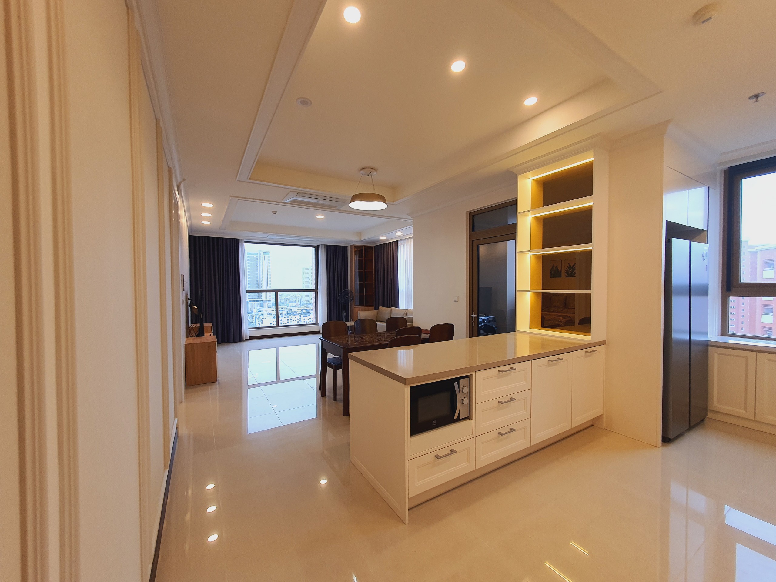 Cho thuê căn hộ 3 phòng ngủ 125m2 tầng trung view hồ chung cư Starlake 2