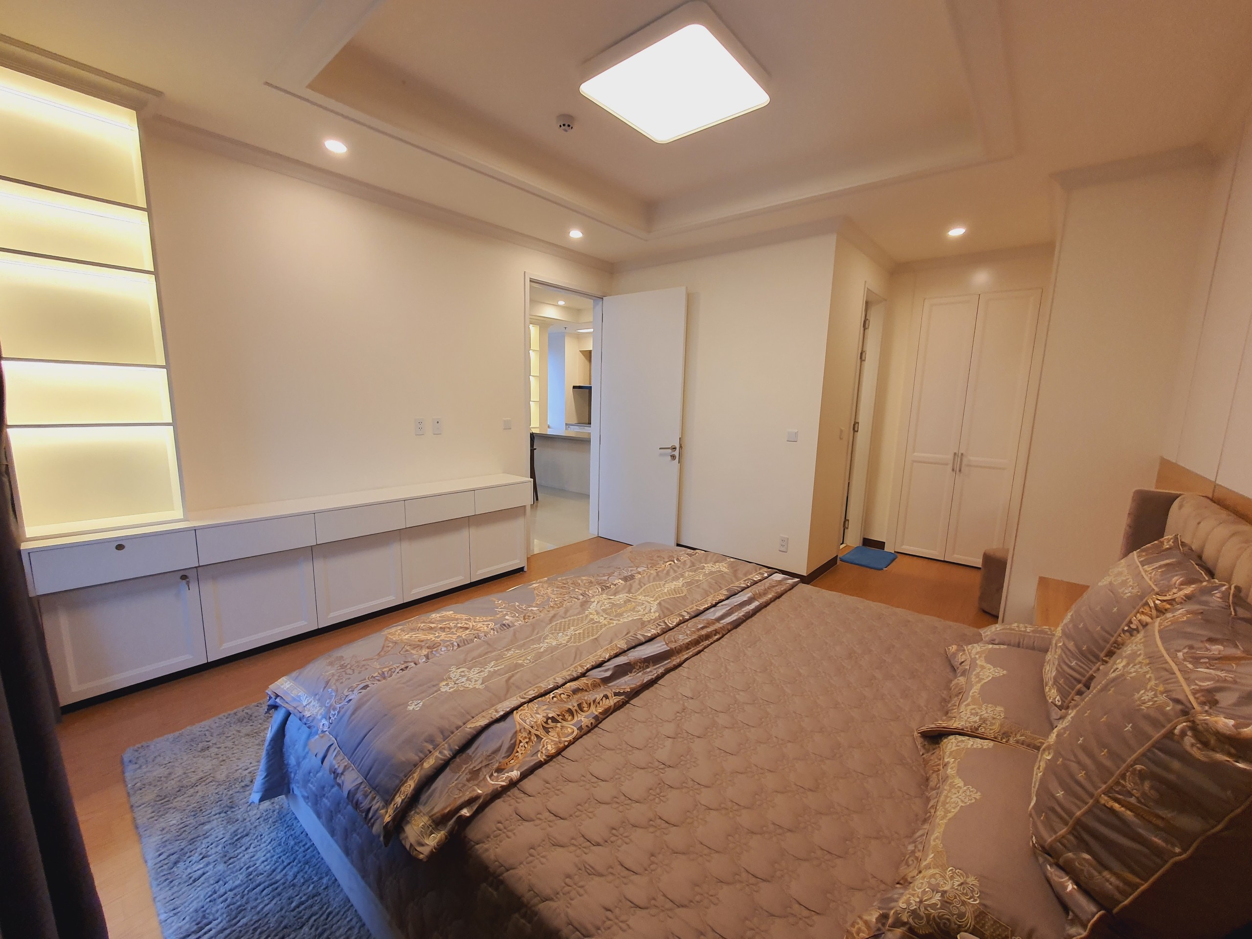 Cho thuê căn hộ 3 phòng ngủ 125m2 tầng trung view hồ chung cư Starlake 6