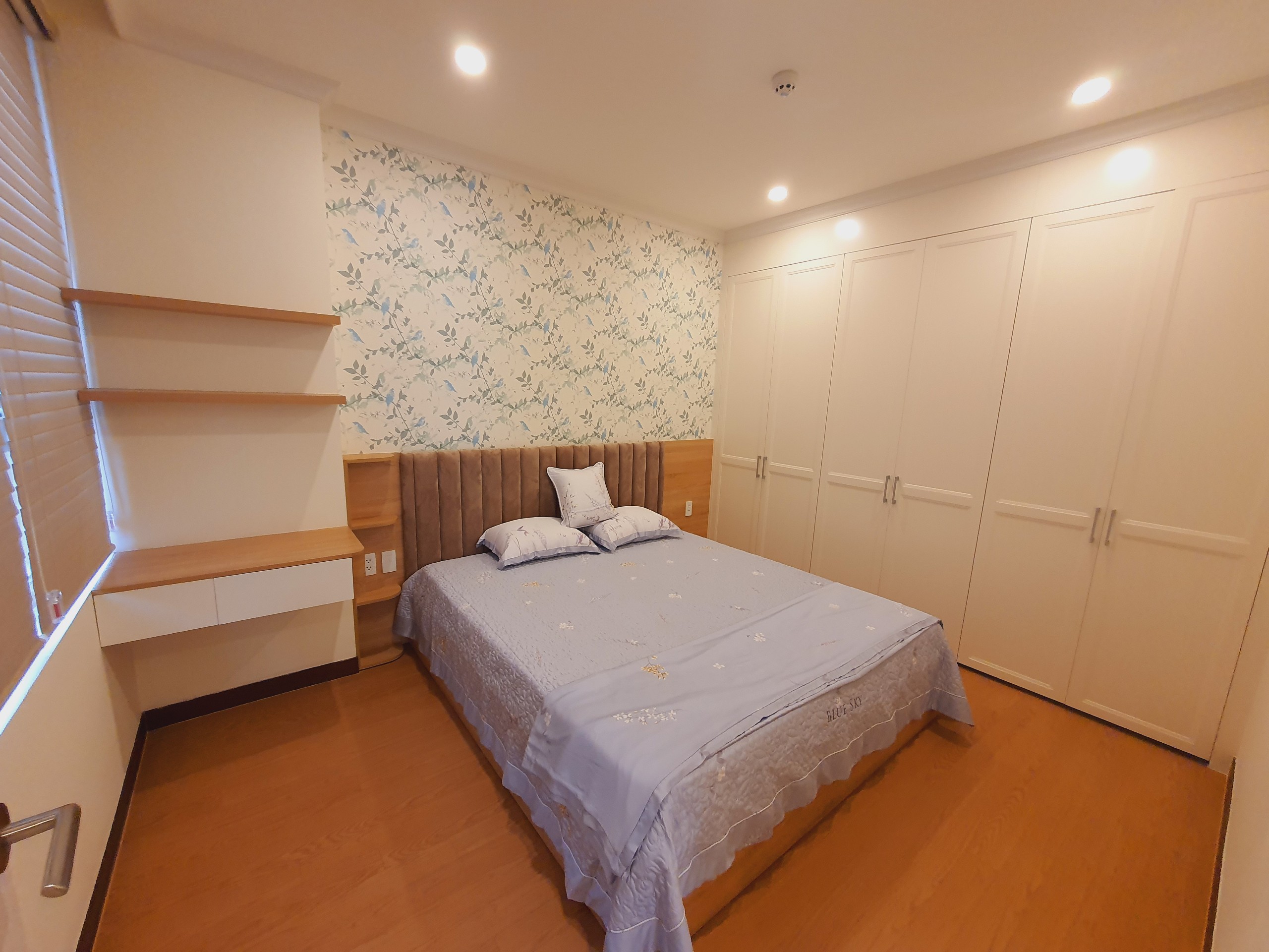 Cho thuê căn hộ 3 phòng ngủ 125m2 tầng trung view hồ chung cư Starlake 8