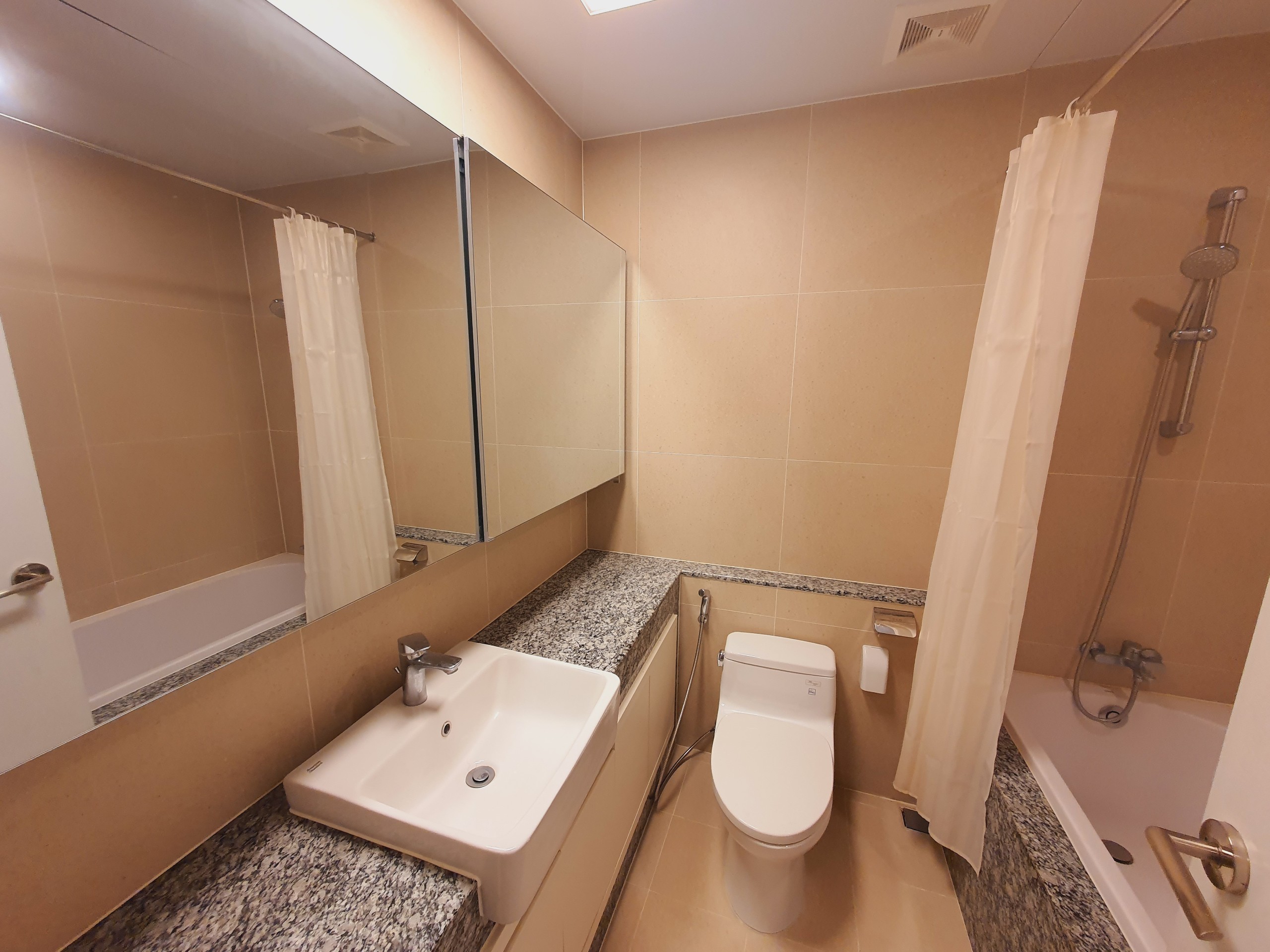 Cho thuê căn hộ 3 phòng ngủ 125m2 tầng trung view hồ chung cư Starlake 9