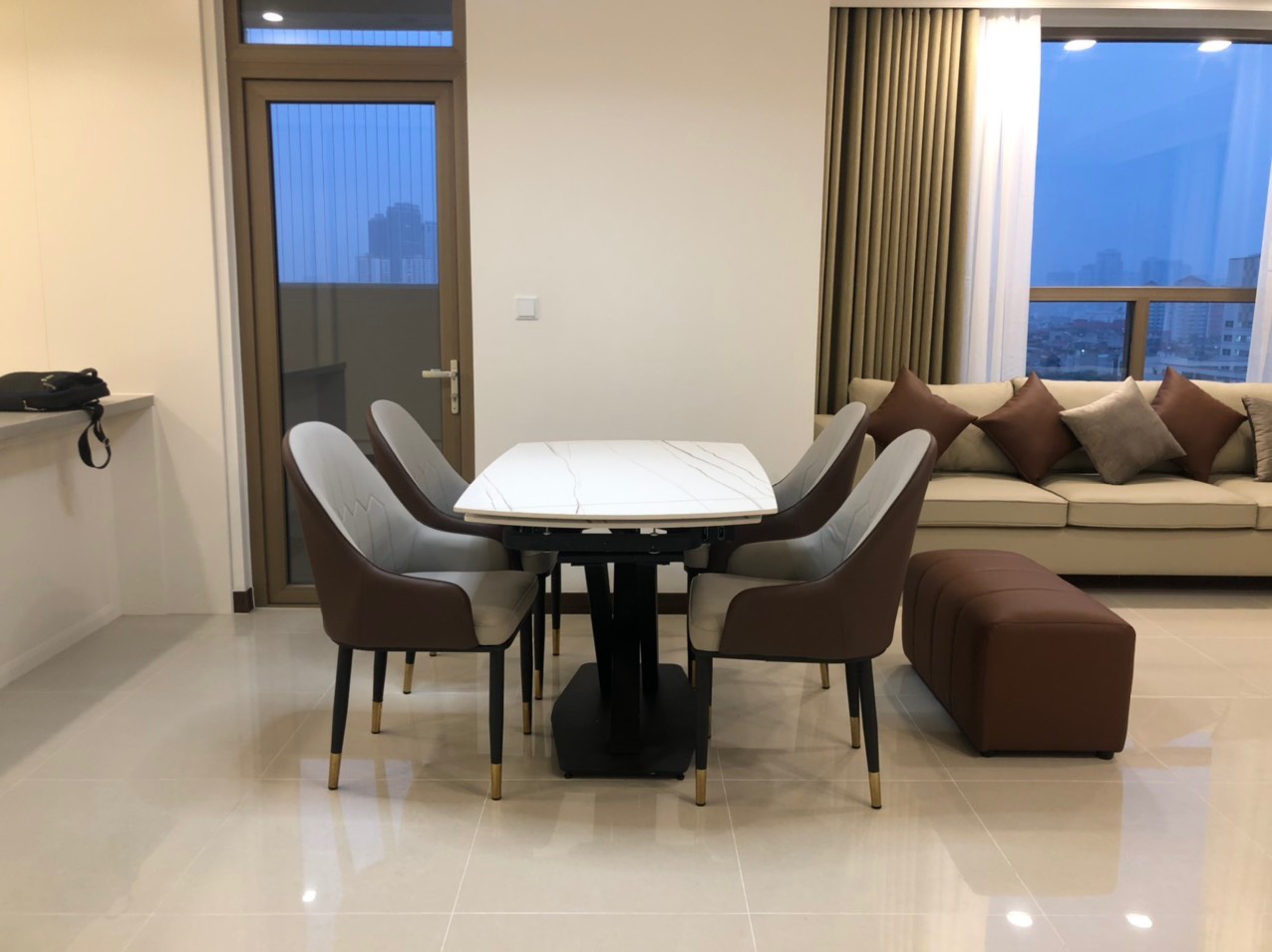 Cho thuê căn hộ 3 phòng ngủ loại H full đồ giá cực đẹp chung cư Starlake 4