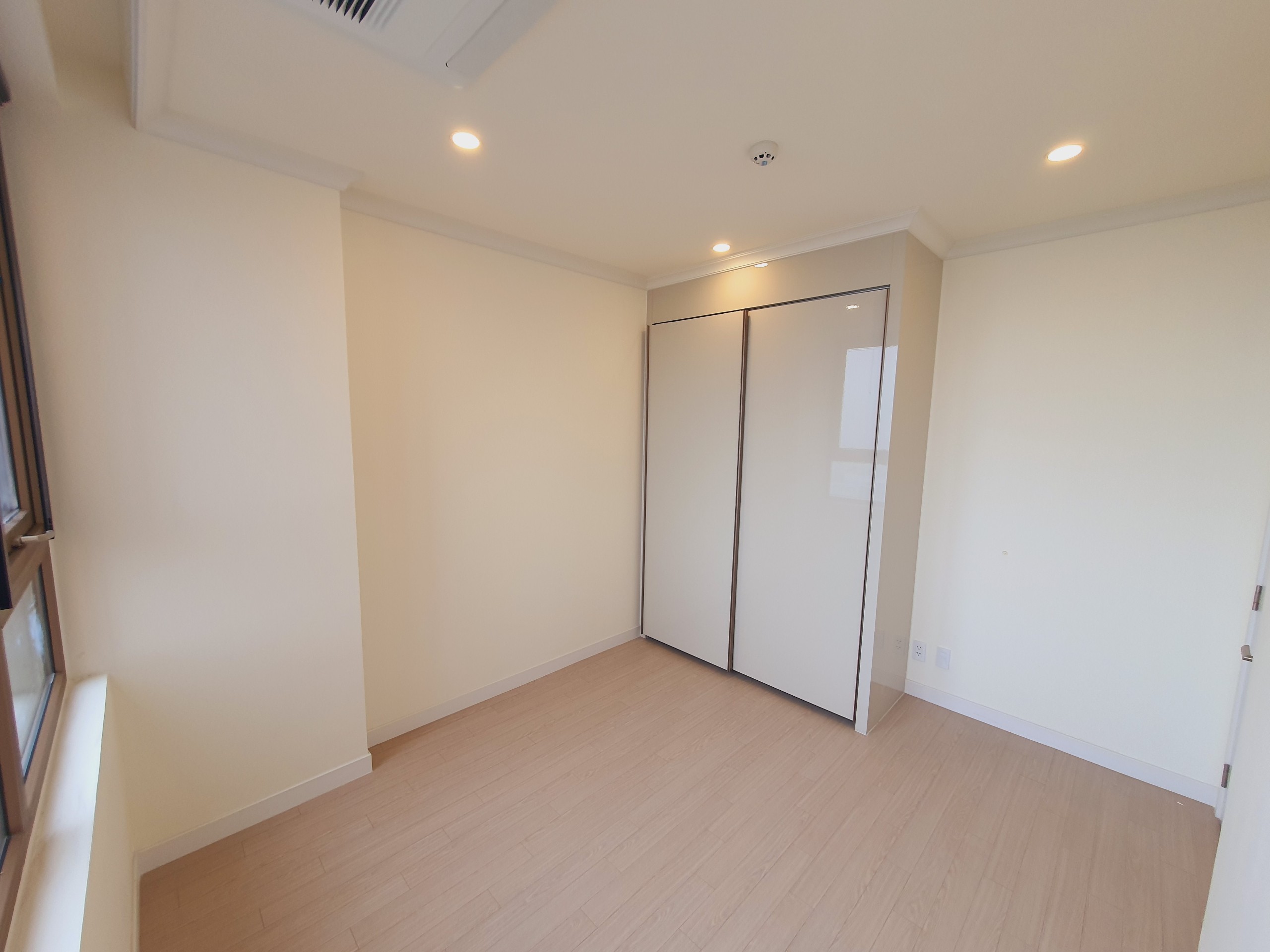 Cho thuê căn hộ 3PN tầng cao view đẹp tòa 901B chung cư Starlake 5