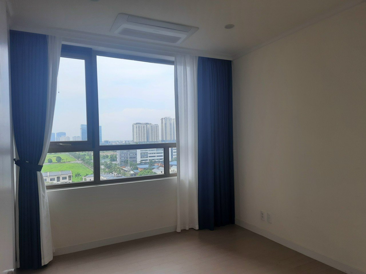 Cho thuê căn hộ 3PN/110m2 đồ cơ bản, tầng trung view biệt thự tại 901 Starlake 5