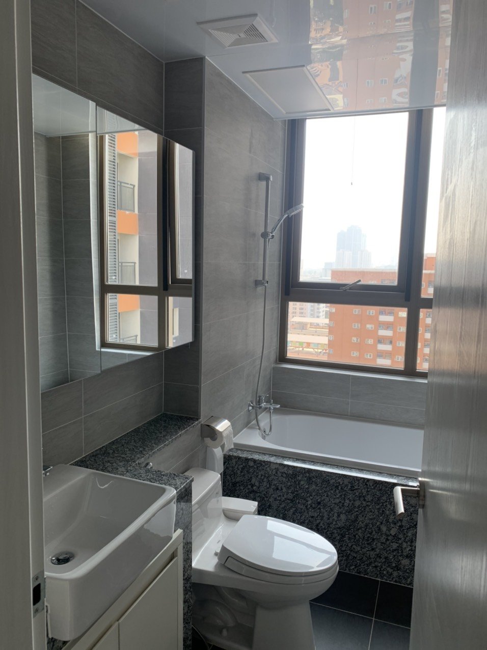 Cho thuê căn hộ 3PN/112m2 căn góc, khoảng tầng 15-20, view Hồ, full nội thất, tòa 902 Starlake 9