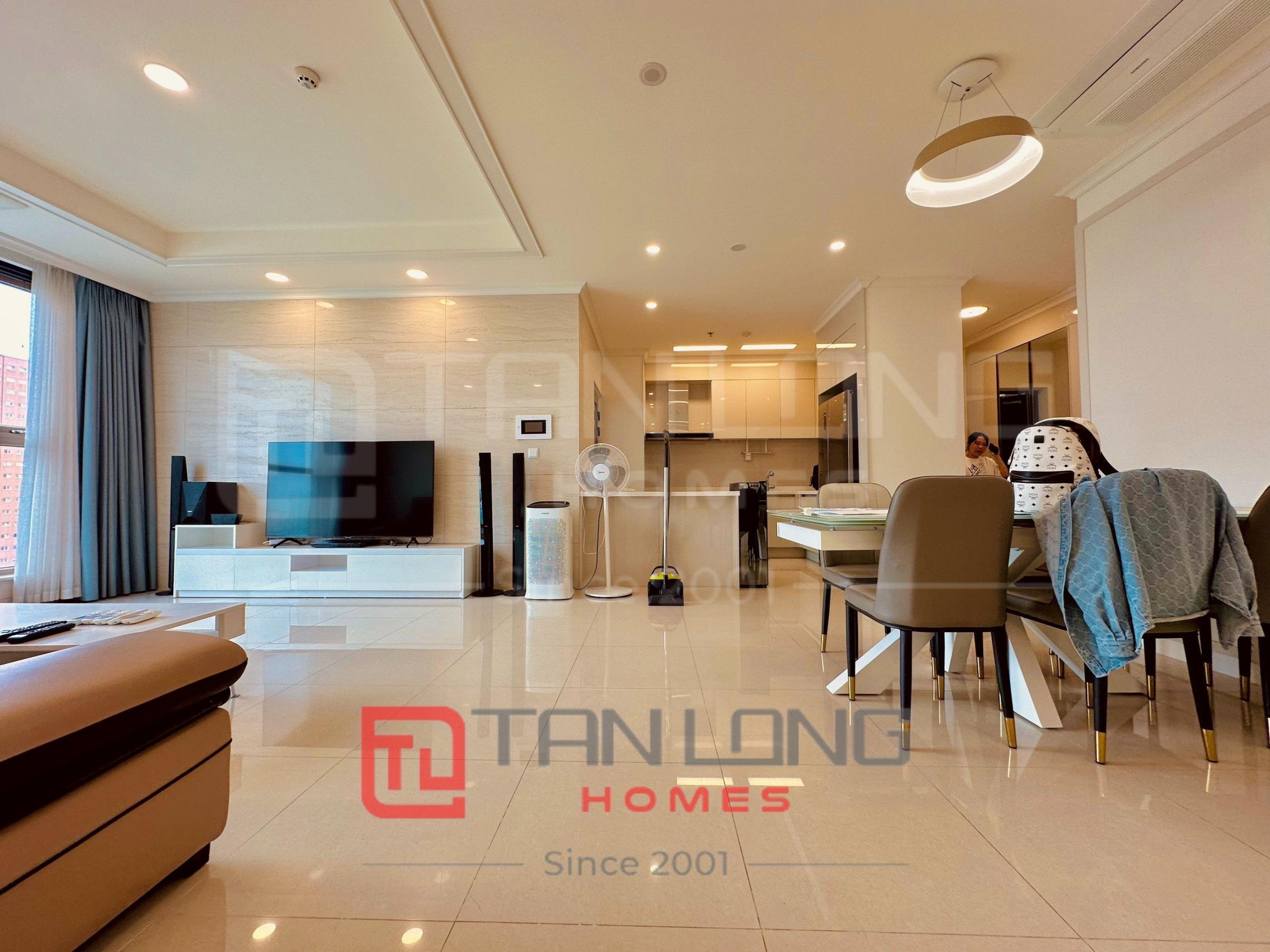 Cho thuê căn hộ 3PN/113m2 full đồ hướng Đông view thoáng tòa 903 Starlake 2