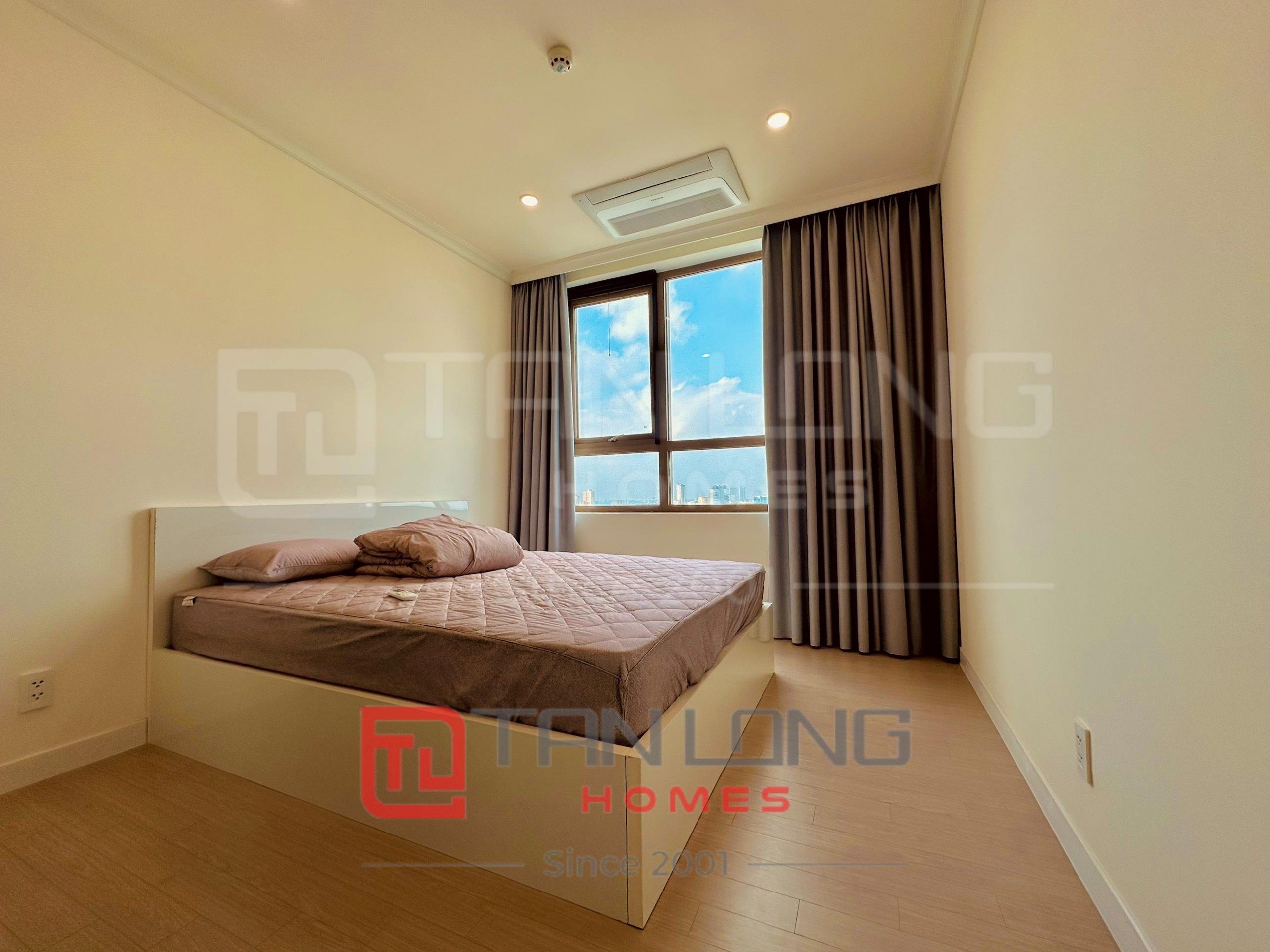 Cho thuê căn hộ 3PN/113m2 full đồ hướng Đông view thoáng tòa 903 Starlake 4