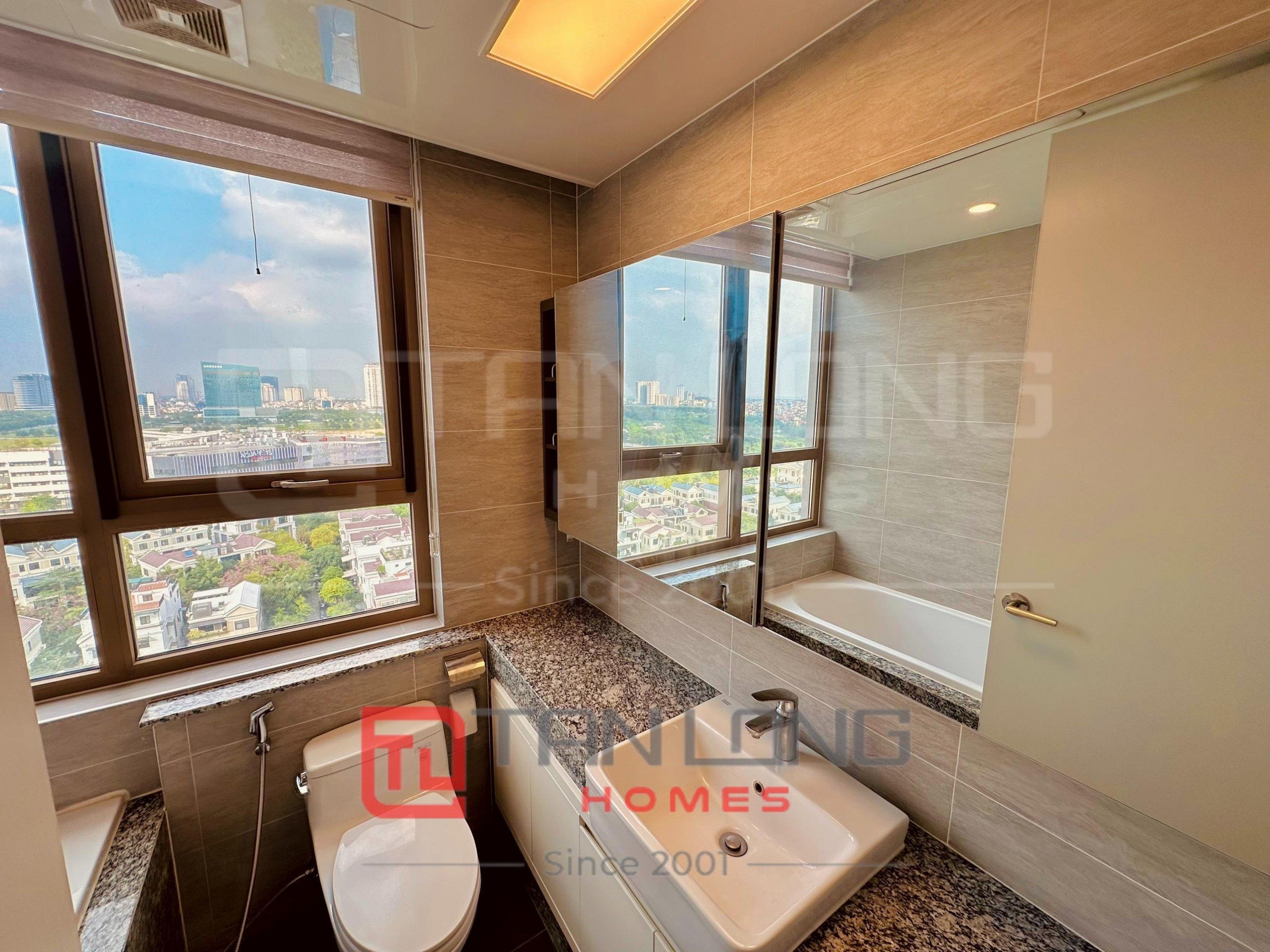Cho thuê căn hộ 3PN/113m2 full đồ hướng Đông view thoáng tòa 903 Starlake 8