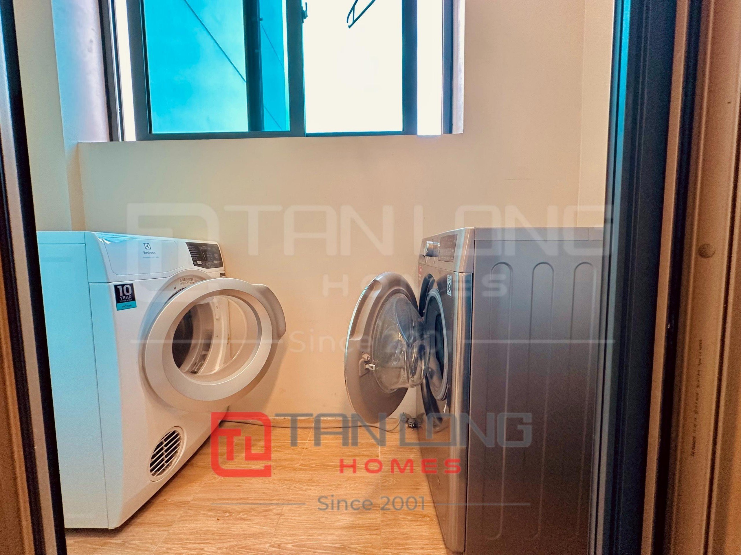 Cho thuê căn hộ 3PN/113m2 full đồ hướng Đông view thoáng tòa 903 Starlake 9