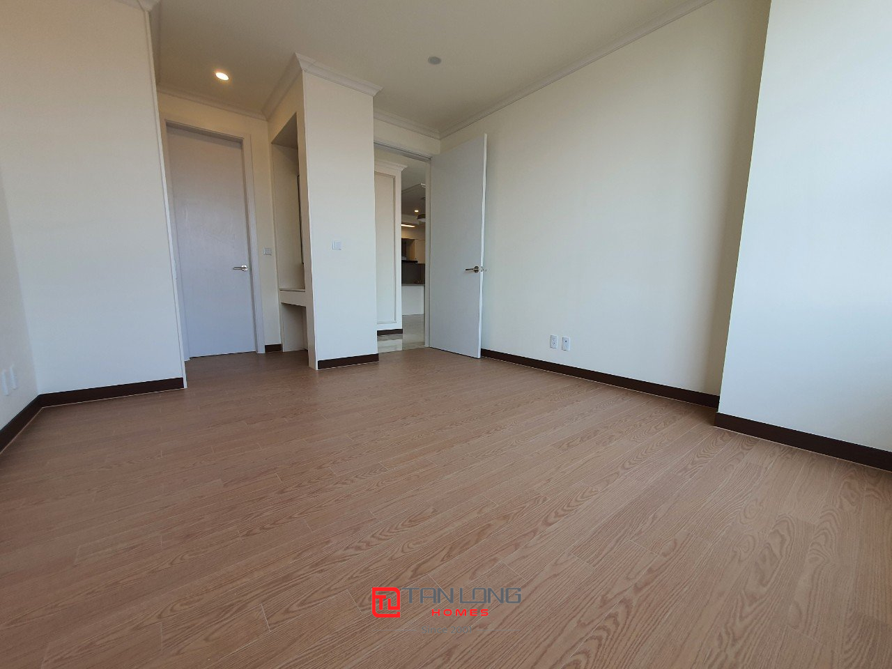 Cho thuê căn hộ 4 ngủ 154,54m2 mới nguyên bản tại Starlake Tây Hồ 10