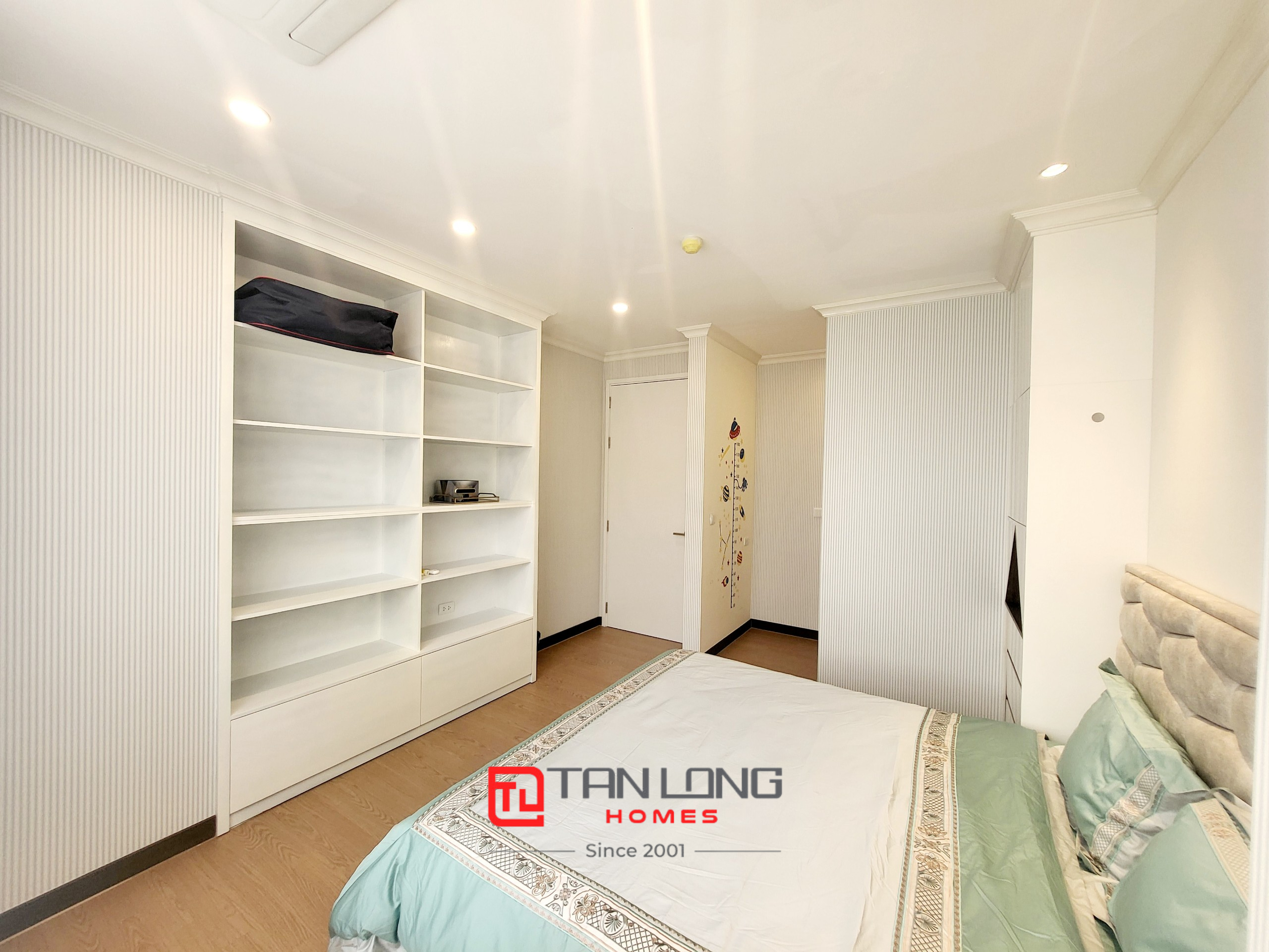 Cho thuê căn hộ 4 phòng ngủ 177m2 full đồ cao cấp tại chung cư H9 Starlake 11