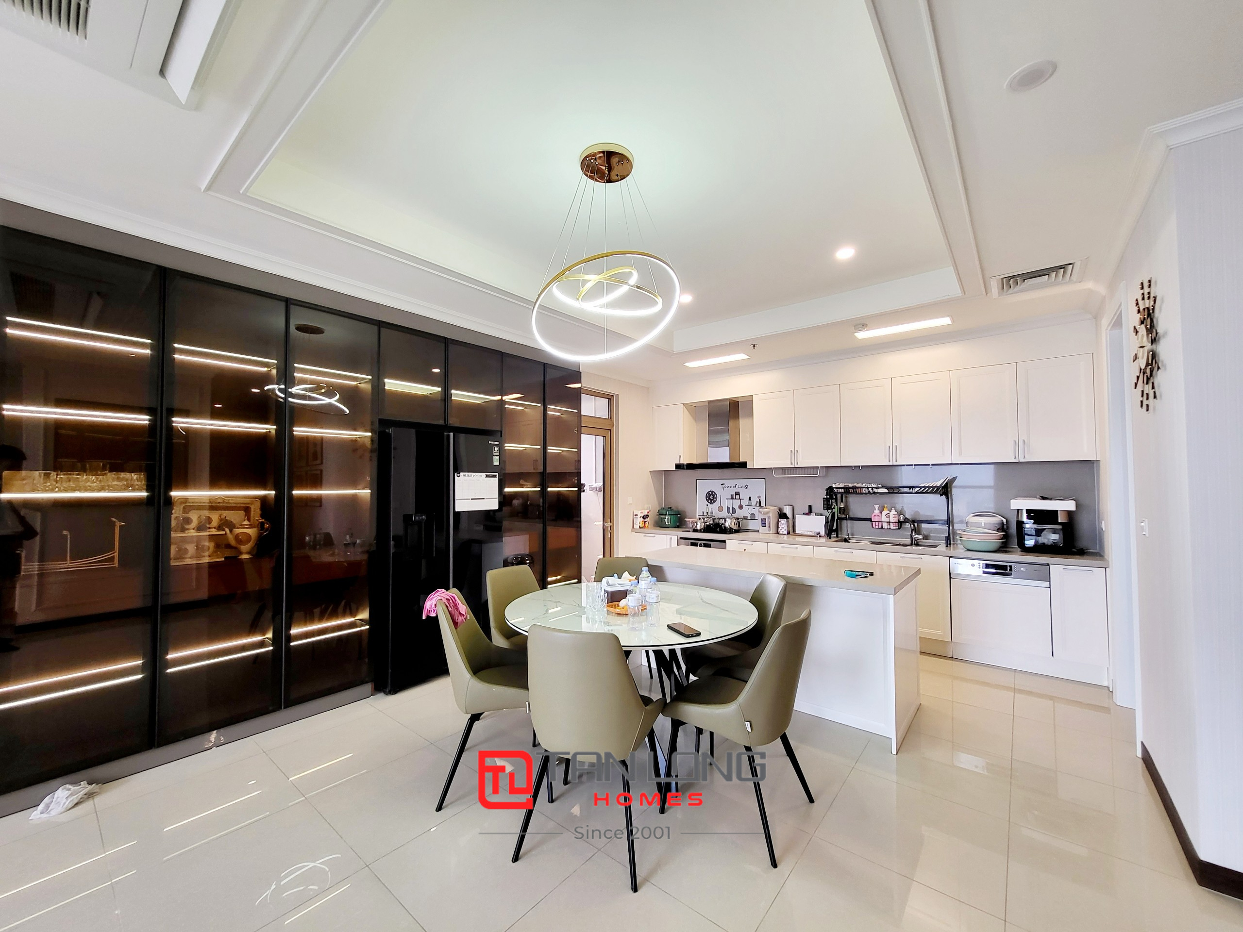 Cho thuê căn hộ 4 phòng ngủ 177m2 full đồ cao cấp tại chung cư H9 Starlake 8