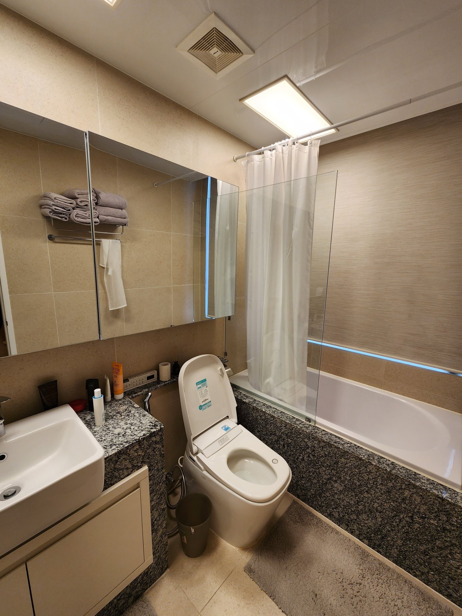 Cho thuê căn hộ 4PN/177m2 full đồ nhập khẩu tại chung cư cao cấp Starlake 6