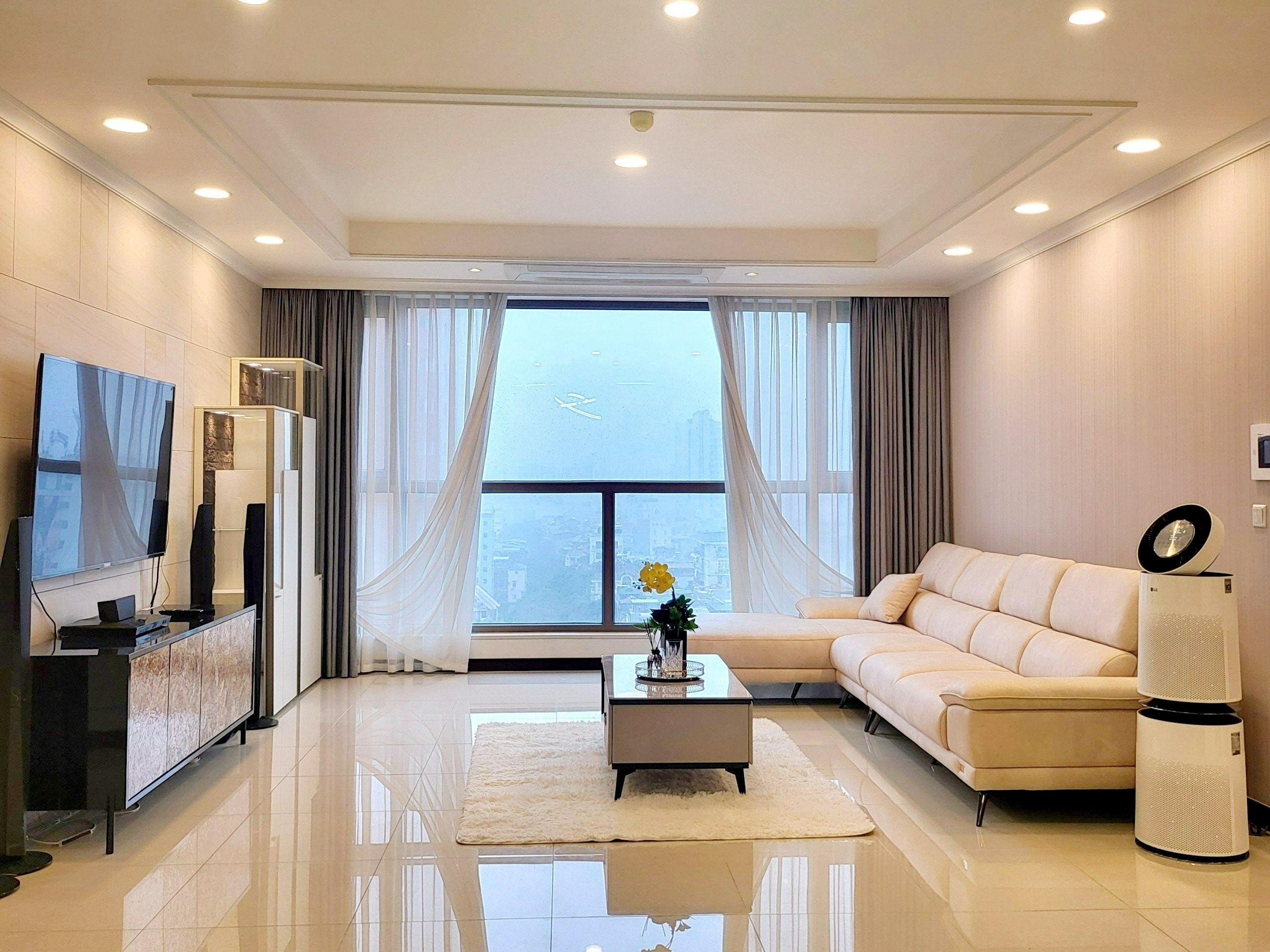 Cho thuê căn hộ 4PN/177m2 full đồ nhập khẩu, view thoáng mát tòa 902 Starlake 1