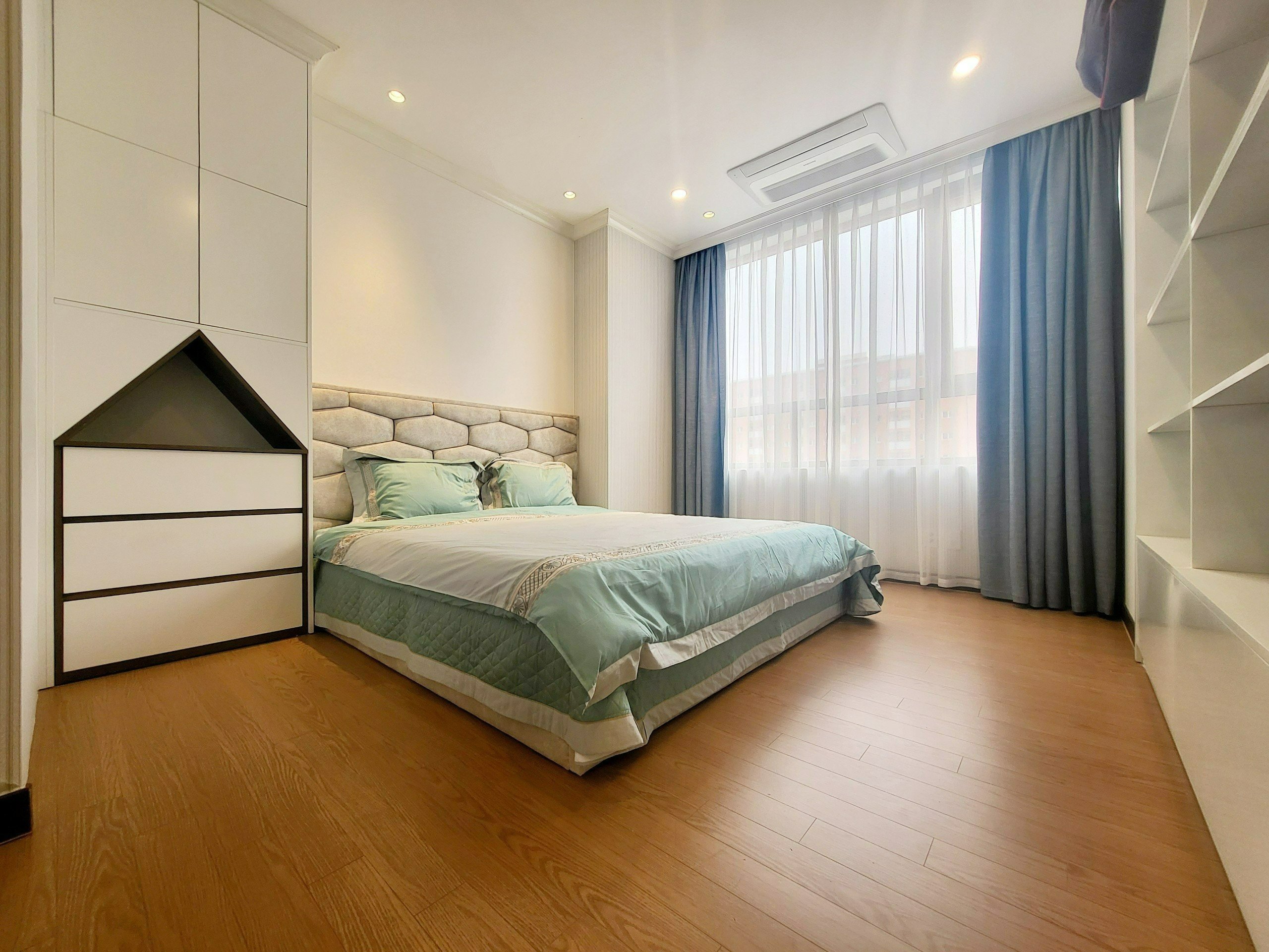 Cho thuê căn hộ 4PN/177m2 full đồ nhập khẩu, view thoáng mát tòa 902 Starlake 10