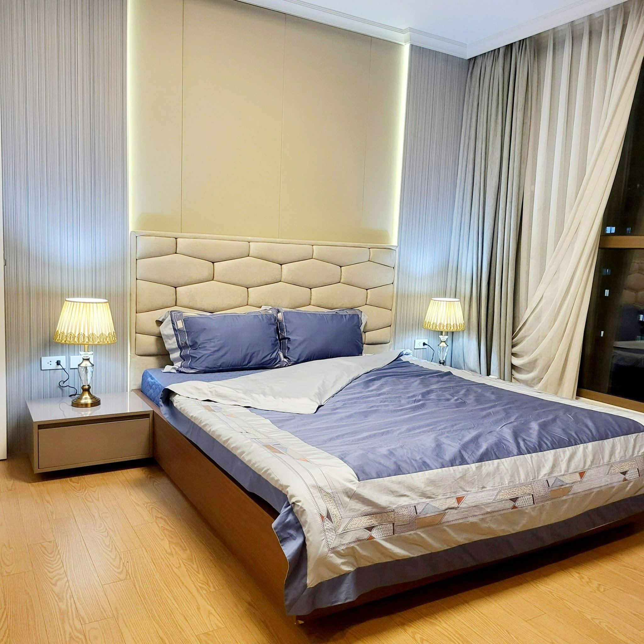 Cho thuê căn hộ 4PN/177m2 full đồ nhập khẩu, view thoáng mát tòa 902 Starlake 11