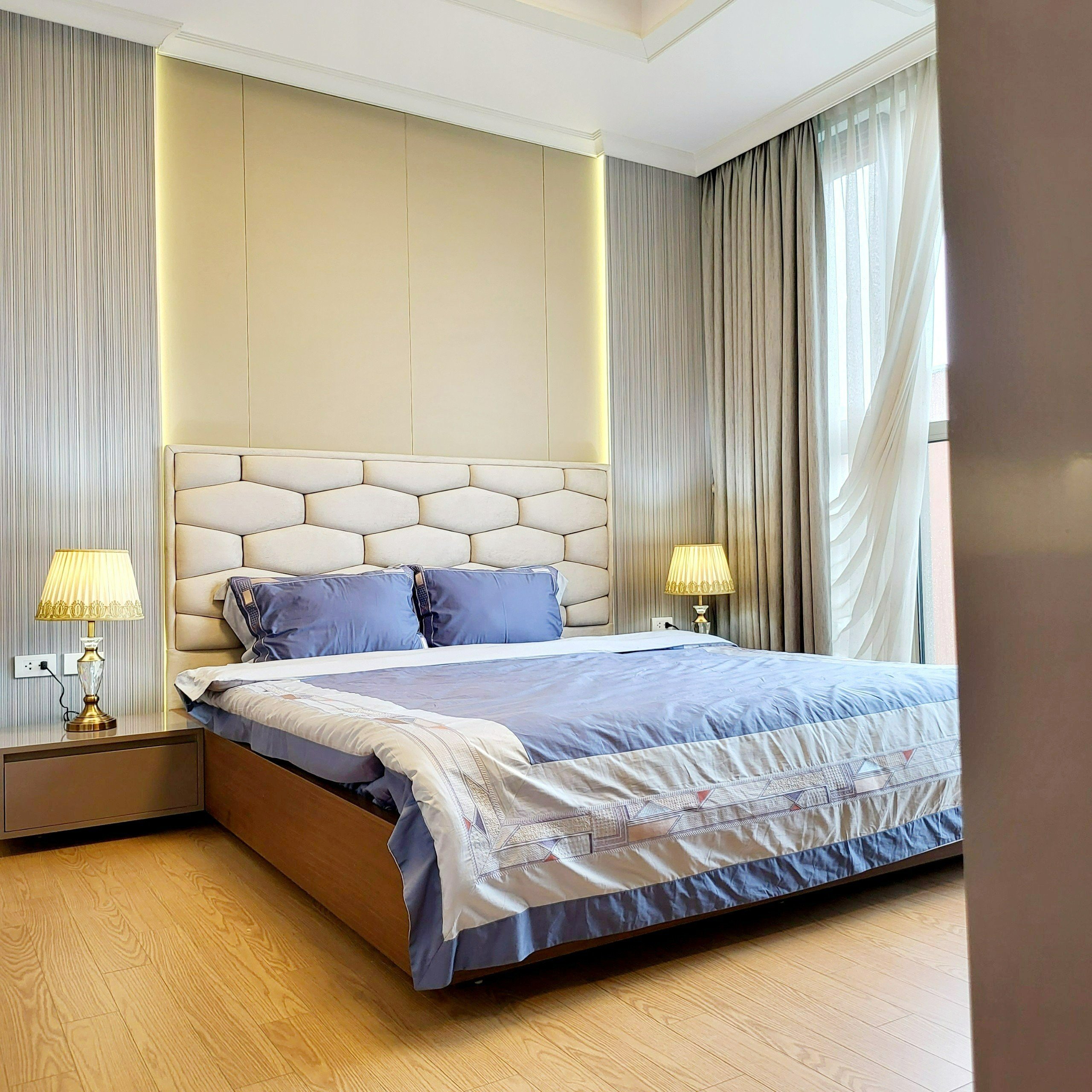 Cho thuê căn hộ 4PN/177m2 full đồ nhập khẩu, view thoáng mát tòa 902 Starlake 13