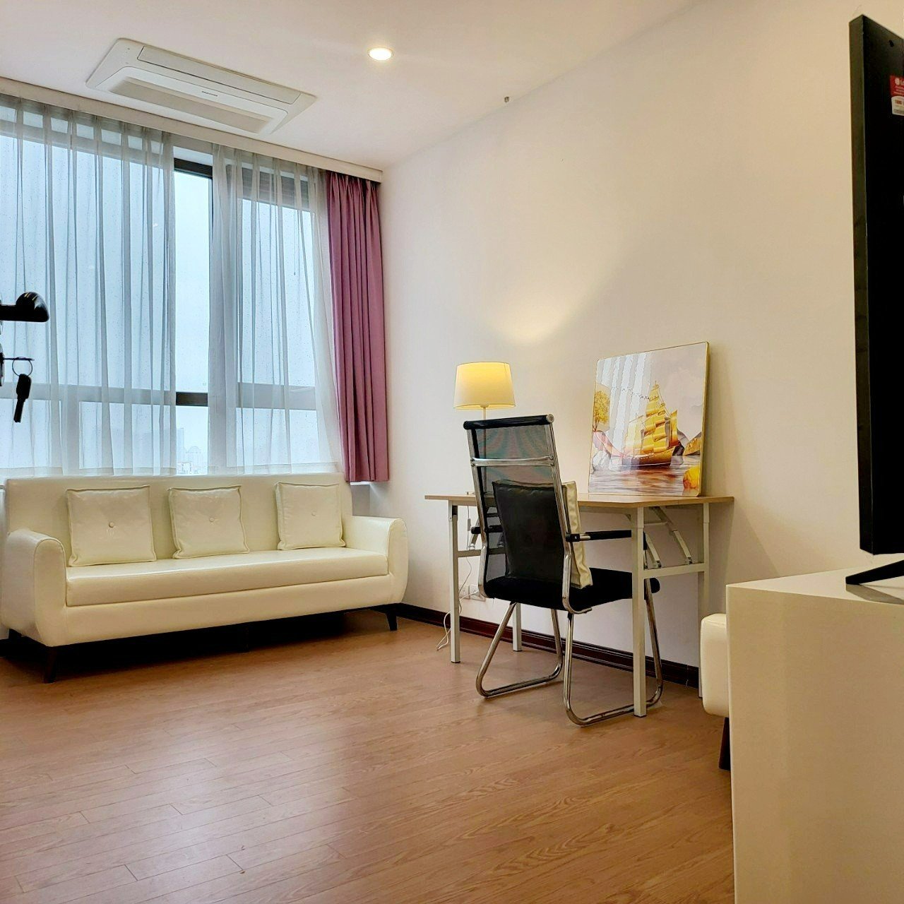 Cho thuê căn hộ 4PN/177m2 full đồ nhập khẩu, view thoáng mát tòa 902 Starlake 15