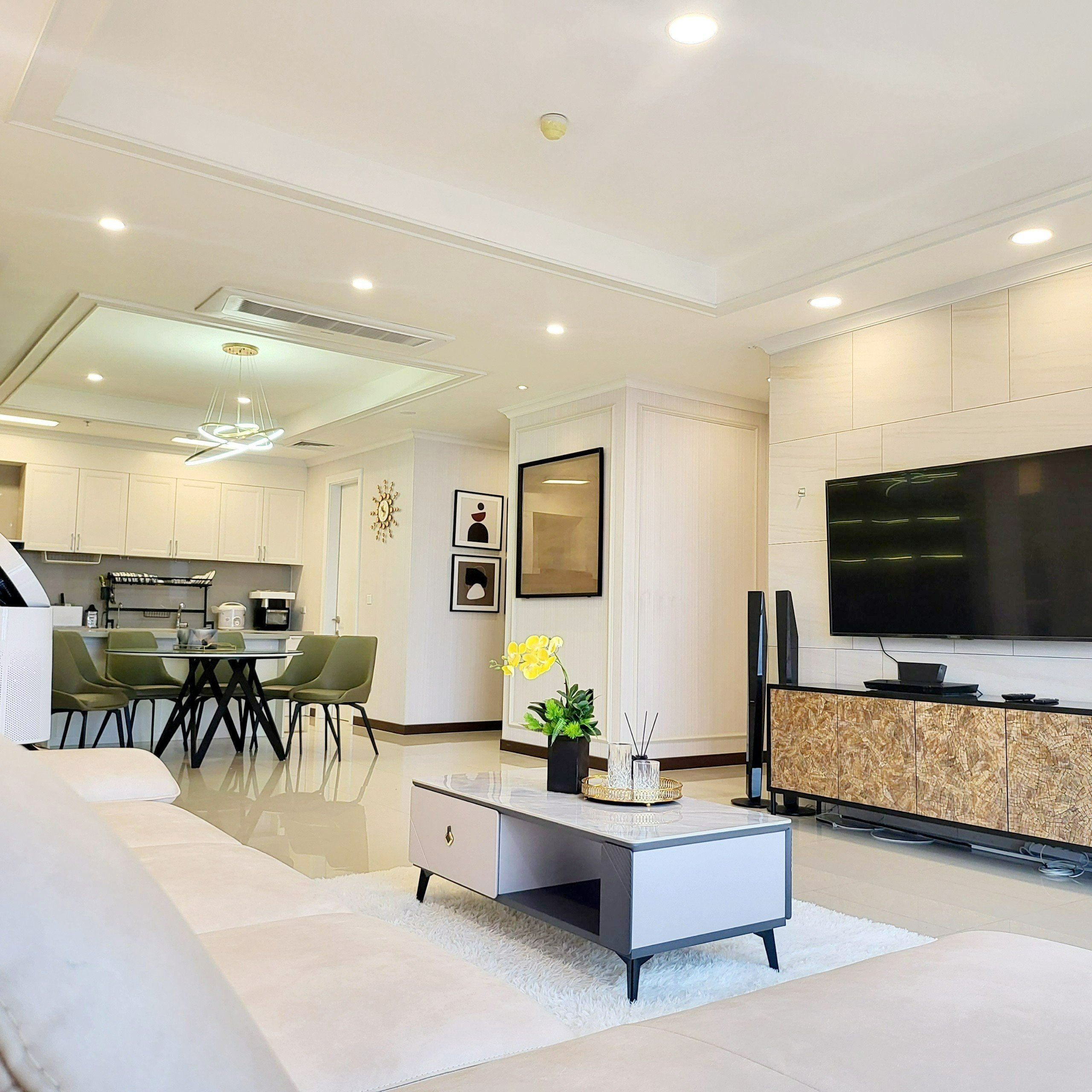 Cho thuê căn hộ 4PN/177m2 full đồ nhập khẩu, view thoáng mát tòa 902 Starlake 4