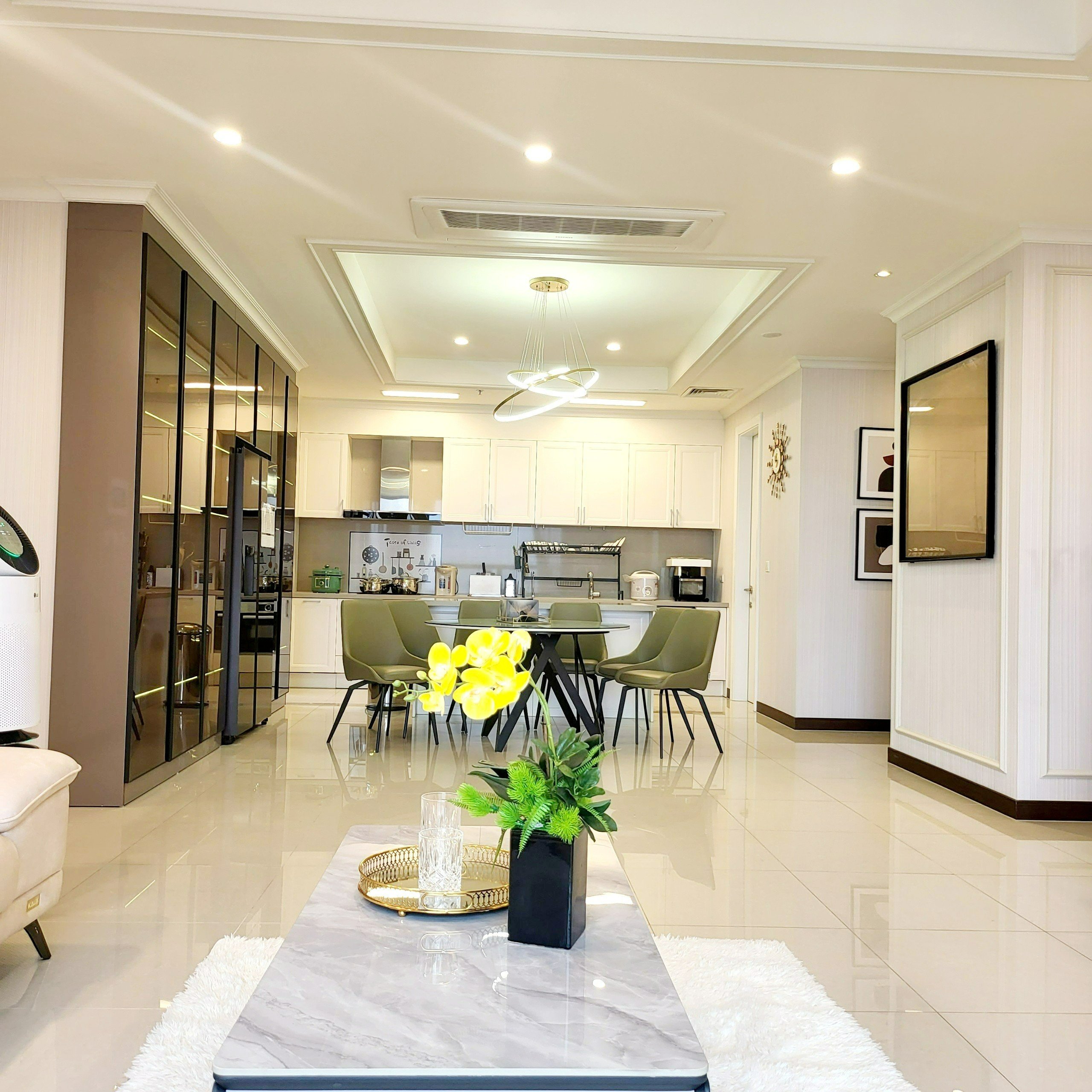 Cho thuê căn hộ 4PN/177m2 full đồ nhập khẩu, view thoáng mát tòa 902 Starlake 5